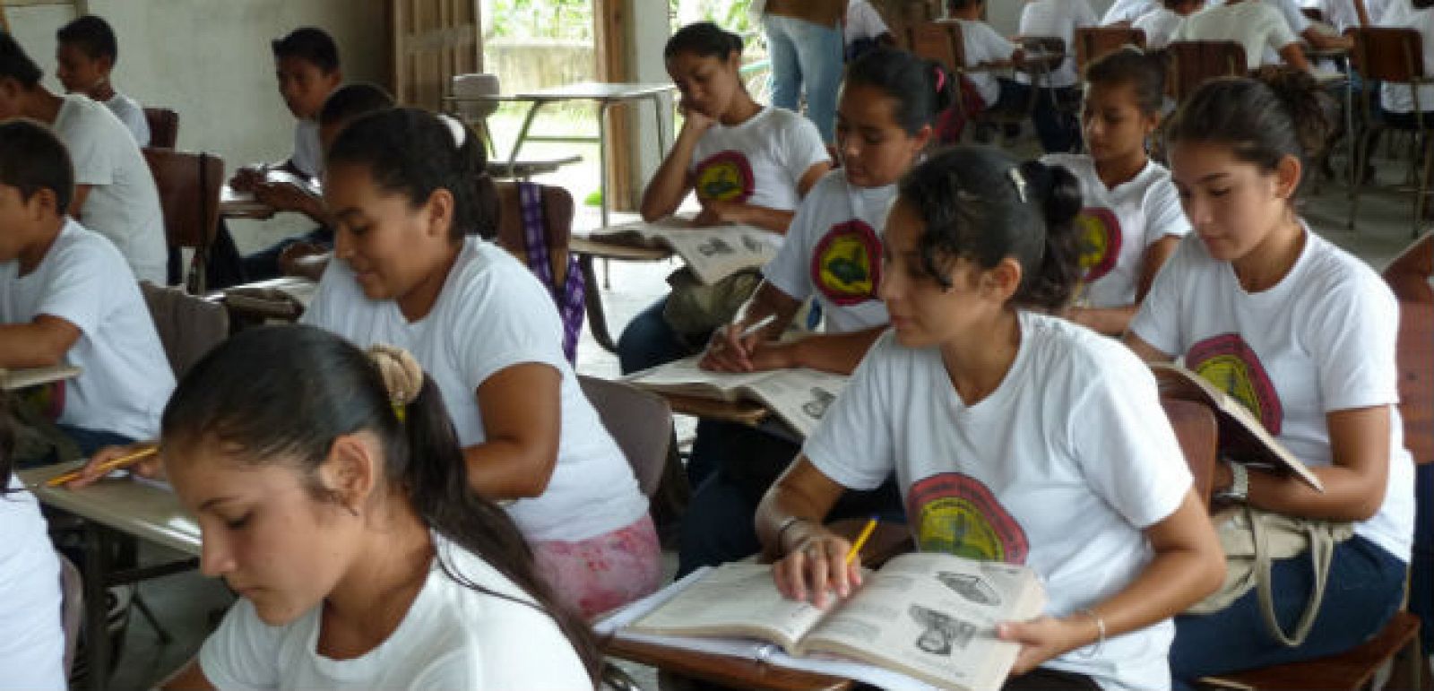 Todos los sábados, los alumnos matriculados en el Instituto Hondureño de Educación Radial (IHER) acuden a sus centros de referencia para asistir a clases presenciales y recibir apoyo de los tutores.