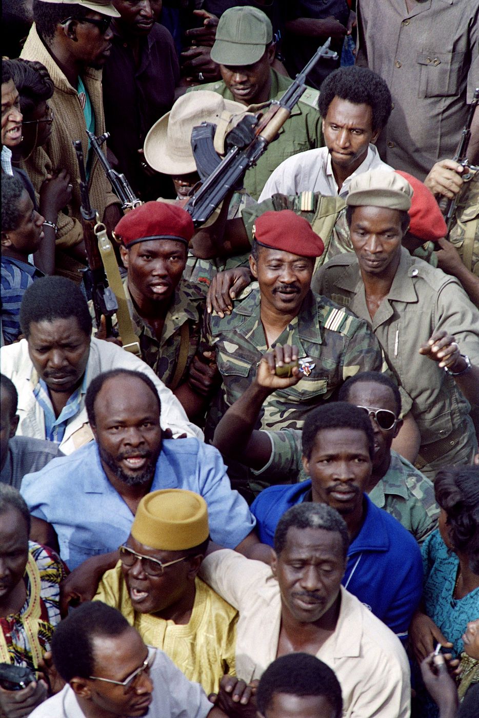 Foto de archivo de boinas rojas escoltando a Amadou Toumani Toure