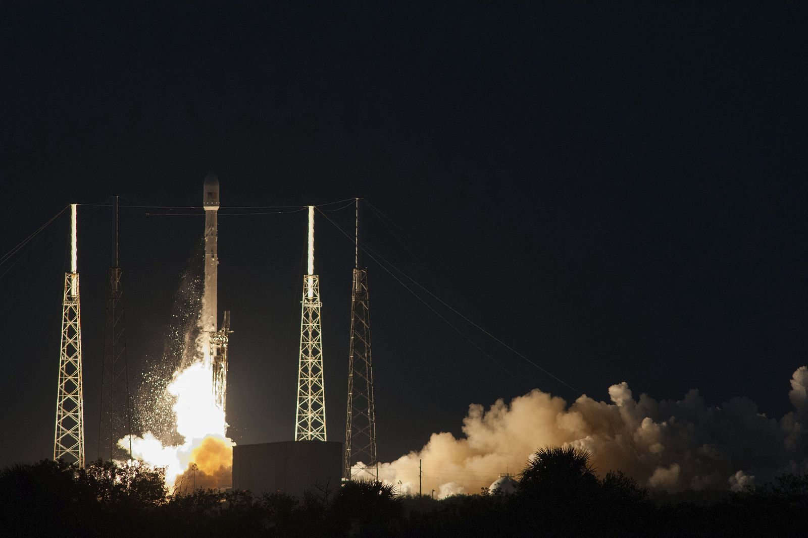 Lanzamiento del cohete Falcon 9 desde la estación aérea de Cabo Cañaveral, en Florida (Estados Unidos).