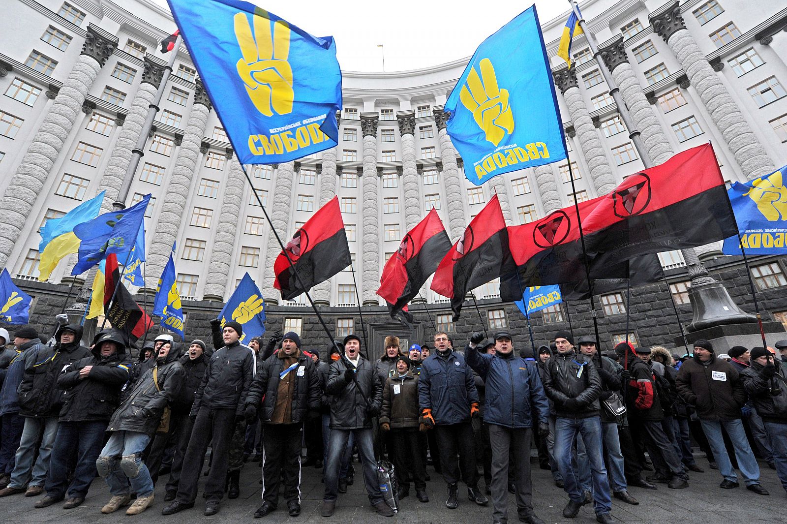 Manifestantes con banderas del partido Svoboda se manifiestan en Kiev, Ucrania