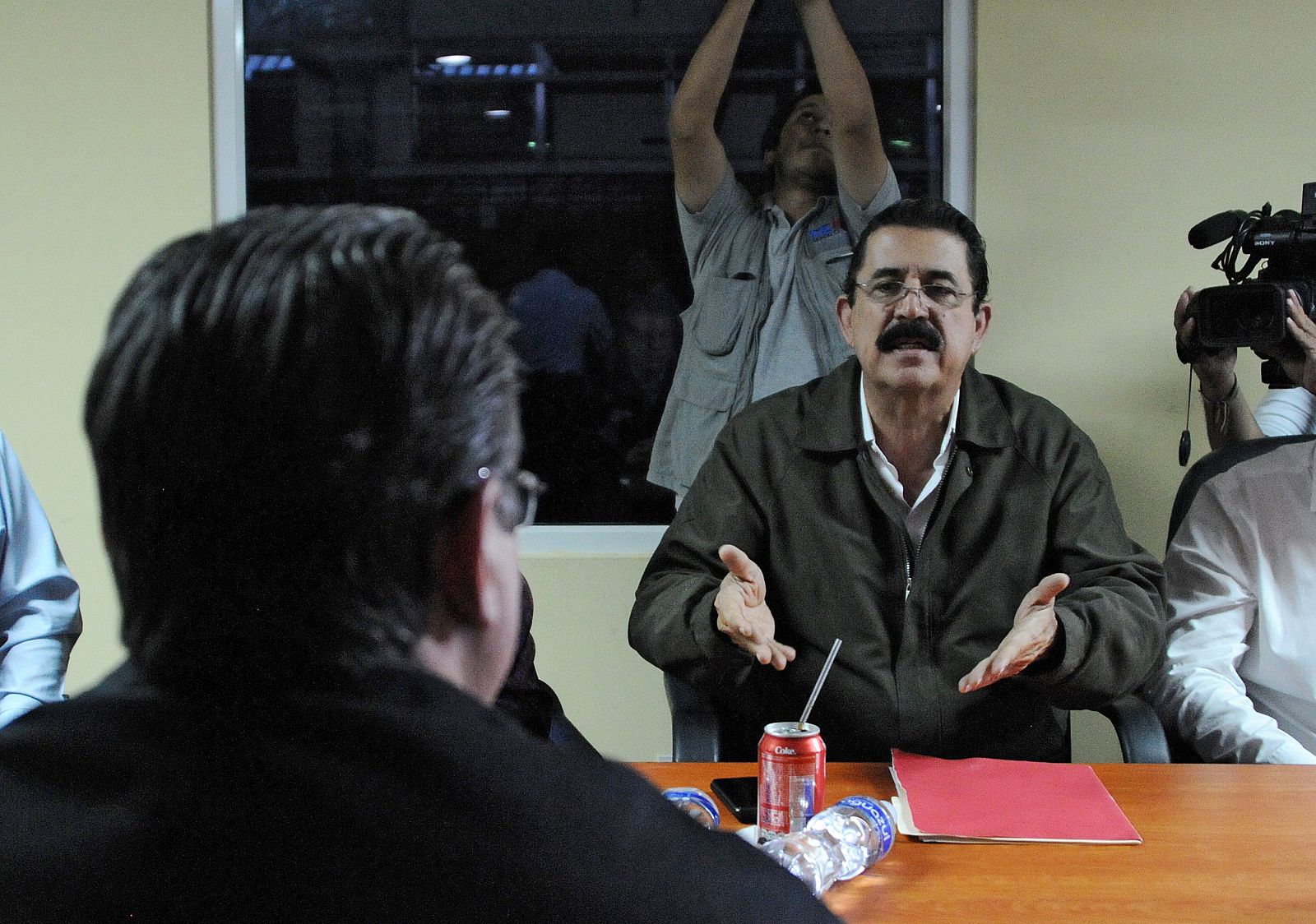 Fotografía del ex presidente de Honduras, Manuel Zelaya, reunido con la Corte Suprema Electoral en Tegucigalpa