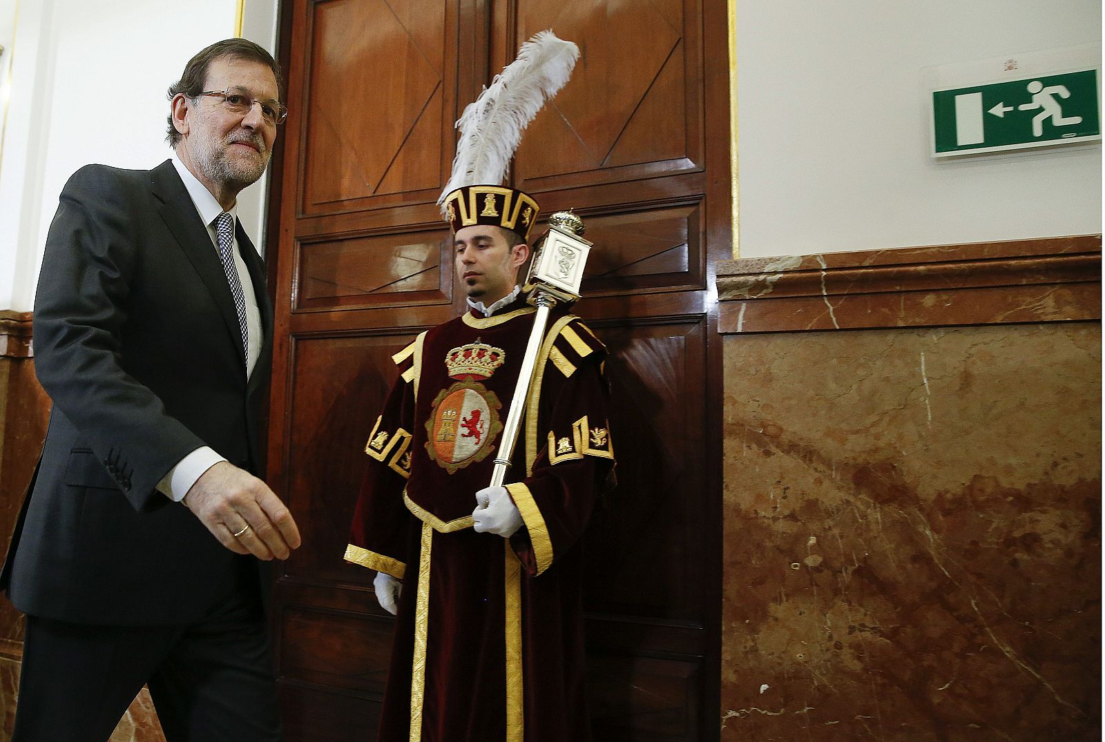 Mariano Rajoy, a su llegada al Congreso de los Diputados, pasa junto a un macero.