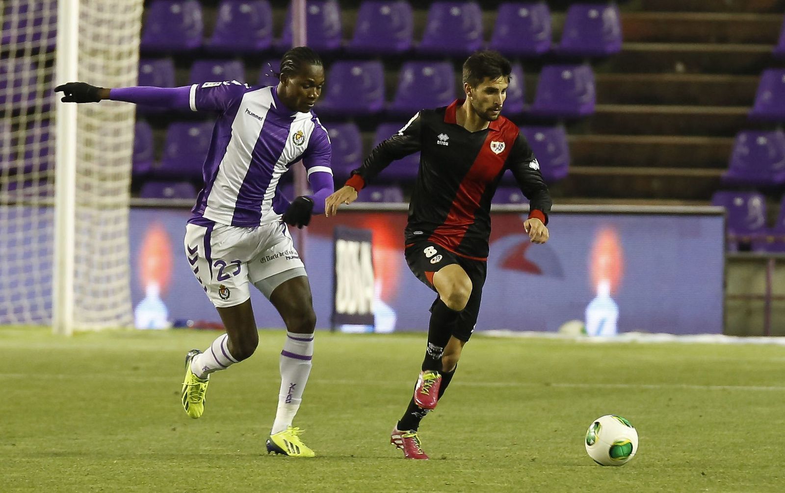 El delantero angoleño del Valladolid Manucho persigue a Adrián González, del Rayo Vallecano.