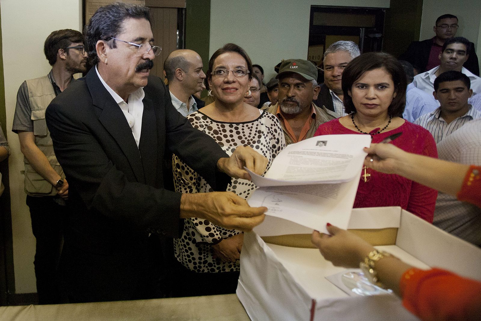 La candidata Xiomara Castro (en el centro con gafas), y su esposo, el expresidente hondureño Manuel Zelaya
