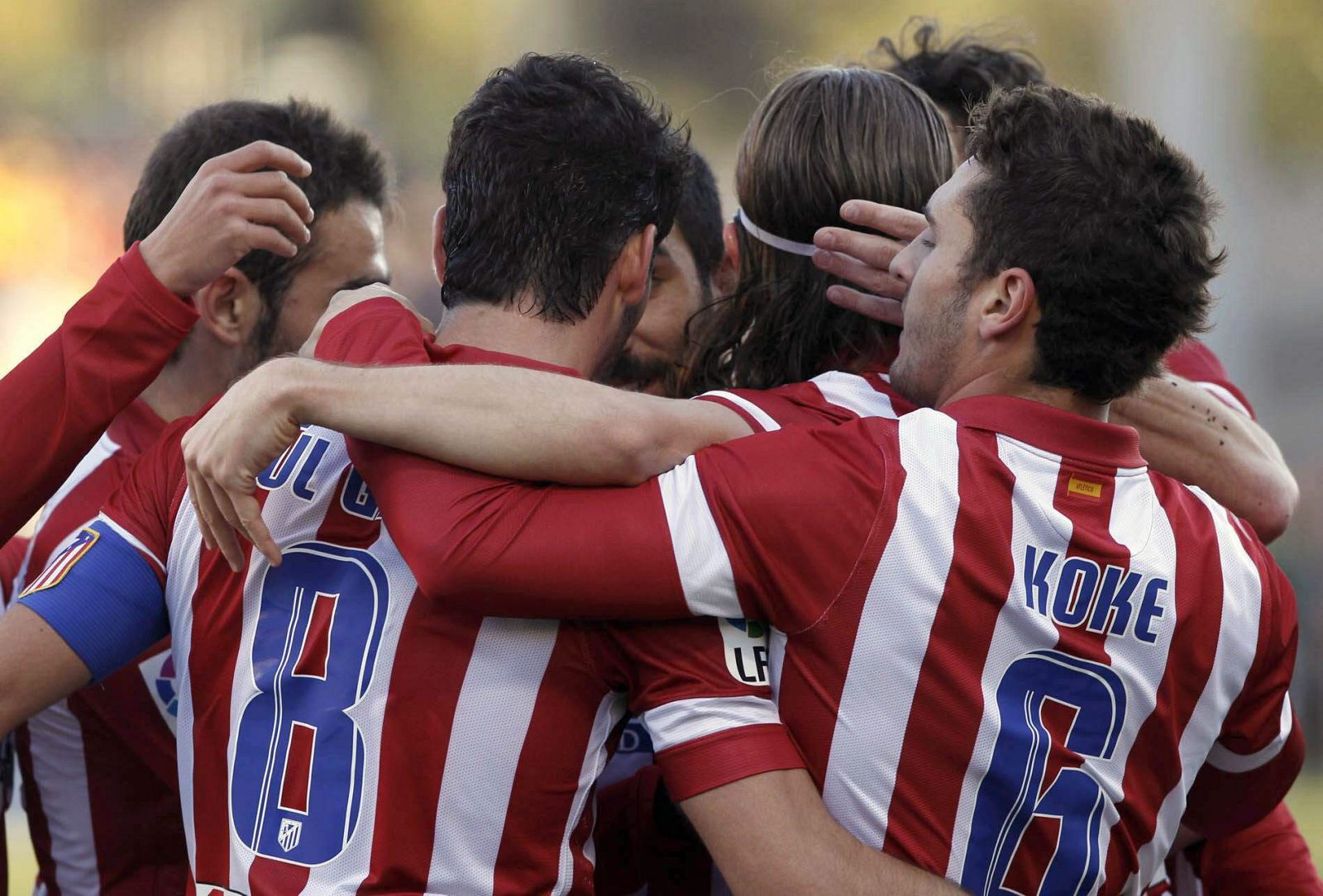 El centrocampista del Atlético de Madrid Raúl García celebra con sus compañeros el gol que ha marcado al Sant Andreu.