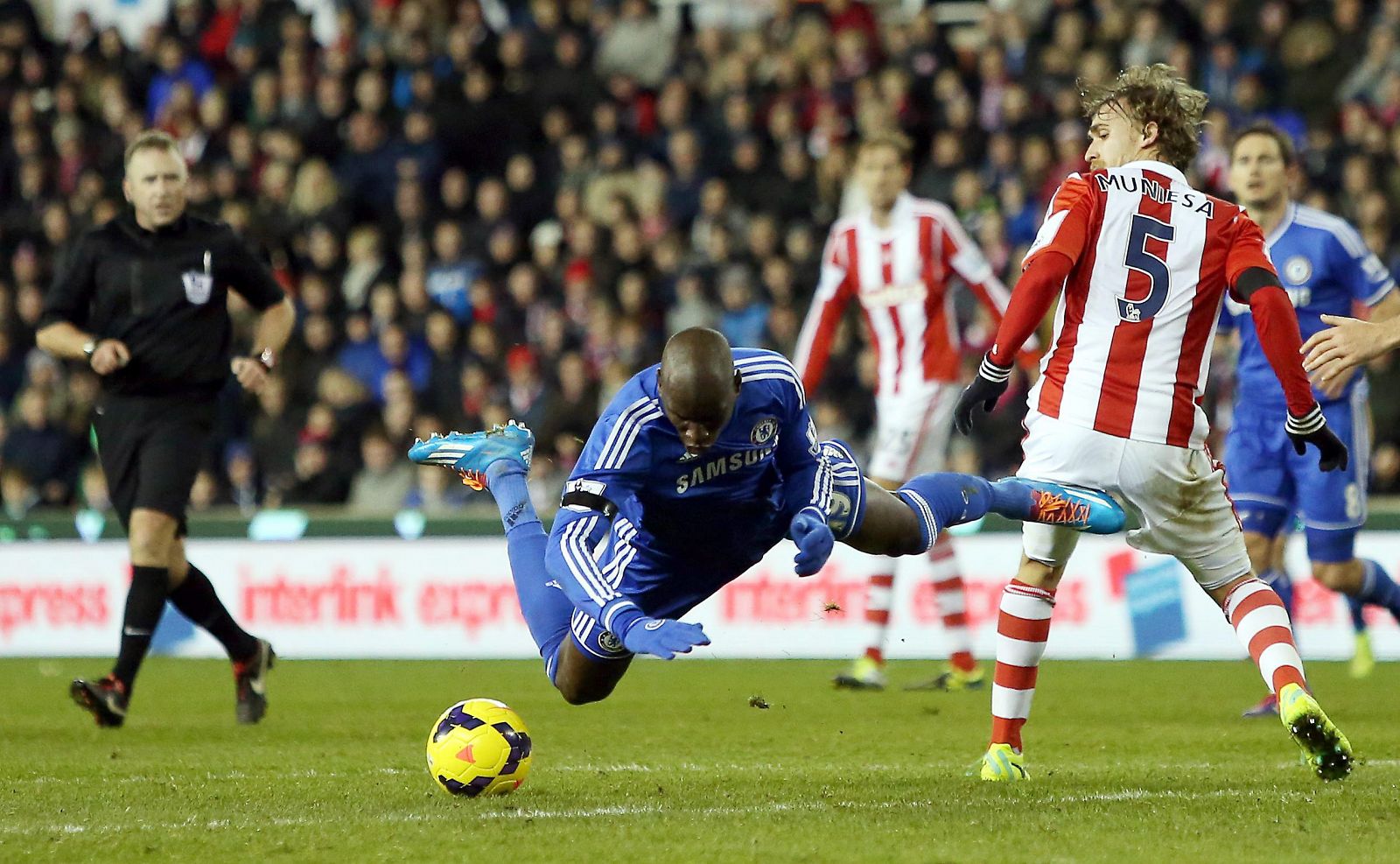 El delantero del Chelsea Demba Ba cae ante el defensa español Muniesa, del Stoke