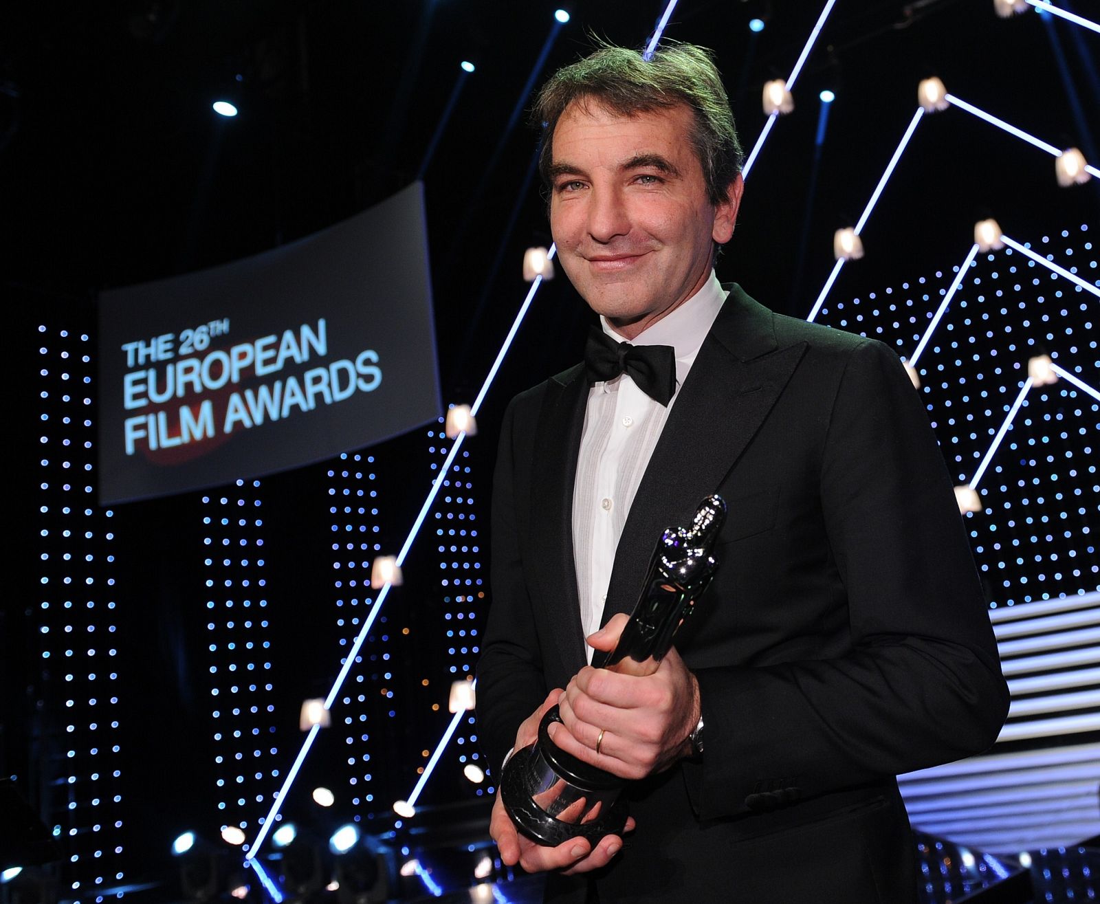 El director italiano Paolo Sorrentino posa con su galardón en la gala de los Premios del Cine Europeo