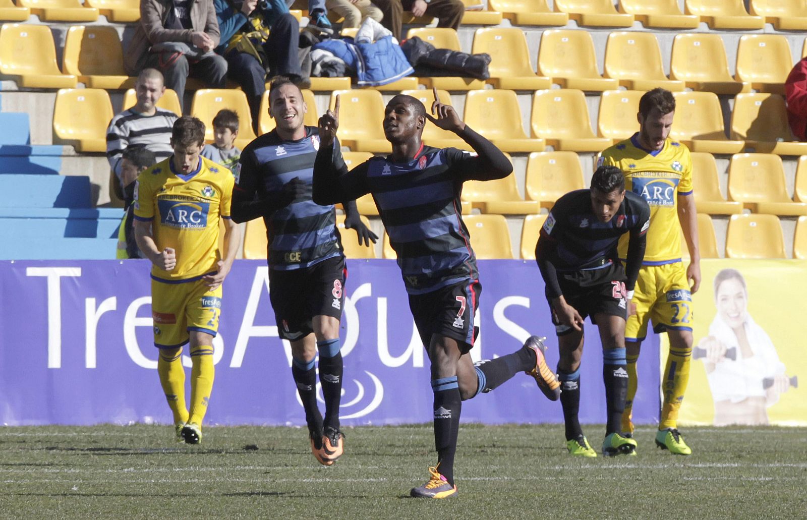 El delantero nigeriano del Granada Odion Jude Ighalo celebra uno de sus goles