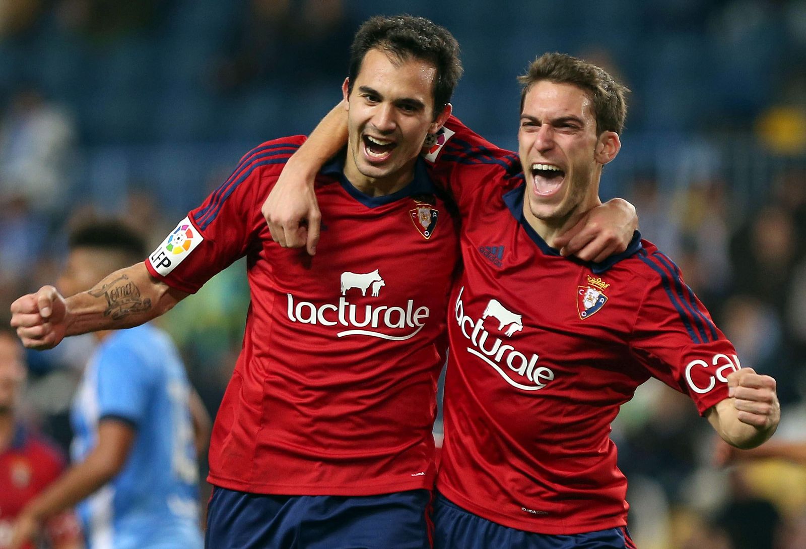 Los jugadores de Osasuna, Emiliano Daniel Armenteros y Roberto Torres, celebran el tercer gol del equipo osasunista.