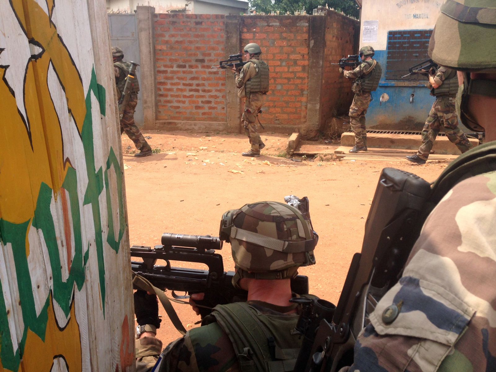 Soldados franceses patrullan en Bangui