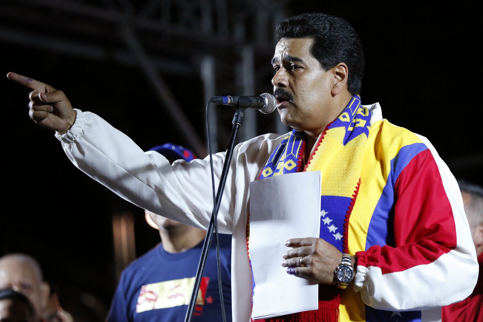 El presidente de Venezuela ofrece un discurso tras conocerse los primeros resultados oficiales de las elecciones municipales.