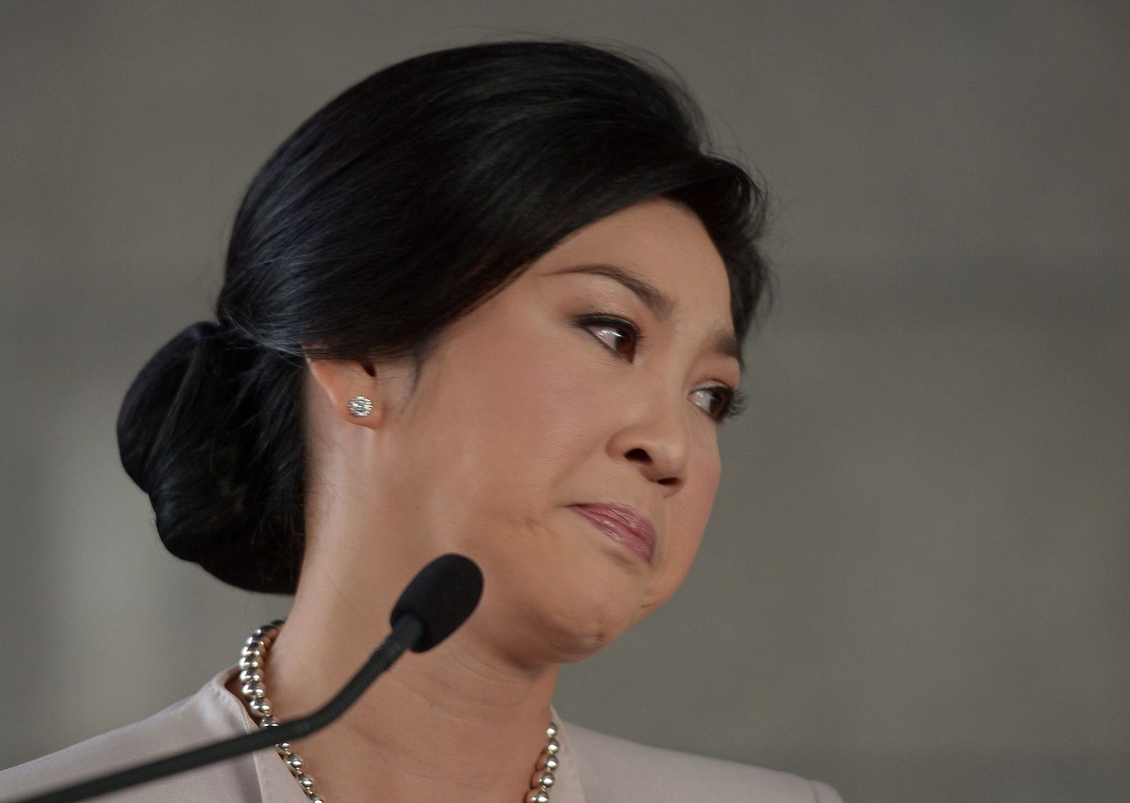 La primera ministra de Tailandia, Yingluck Shinawatra, reacciona a una pregunta durante la rueda de prensa