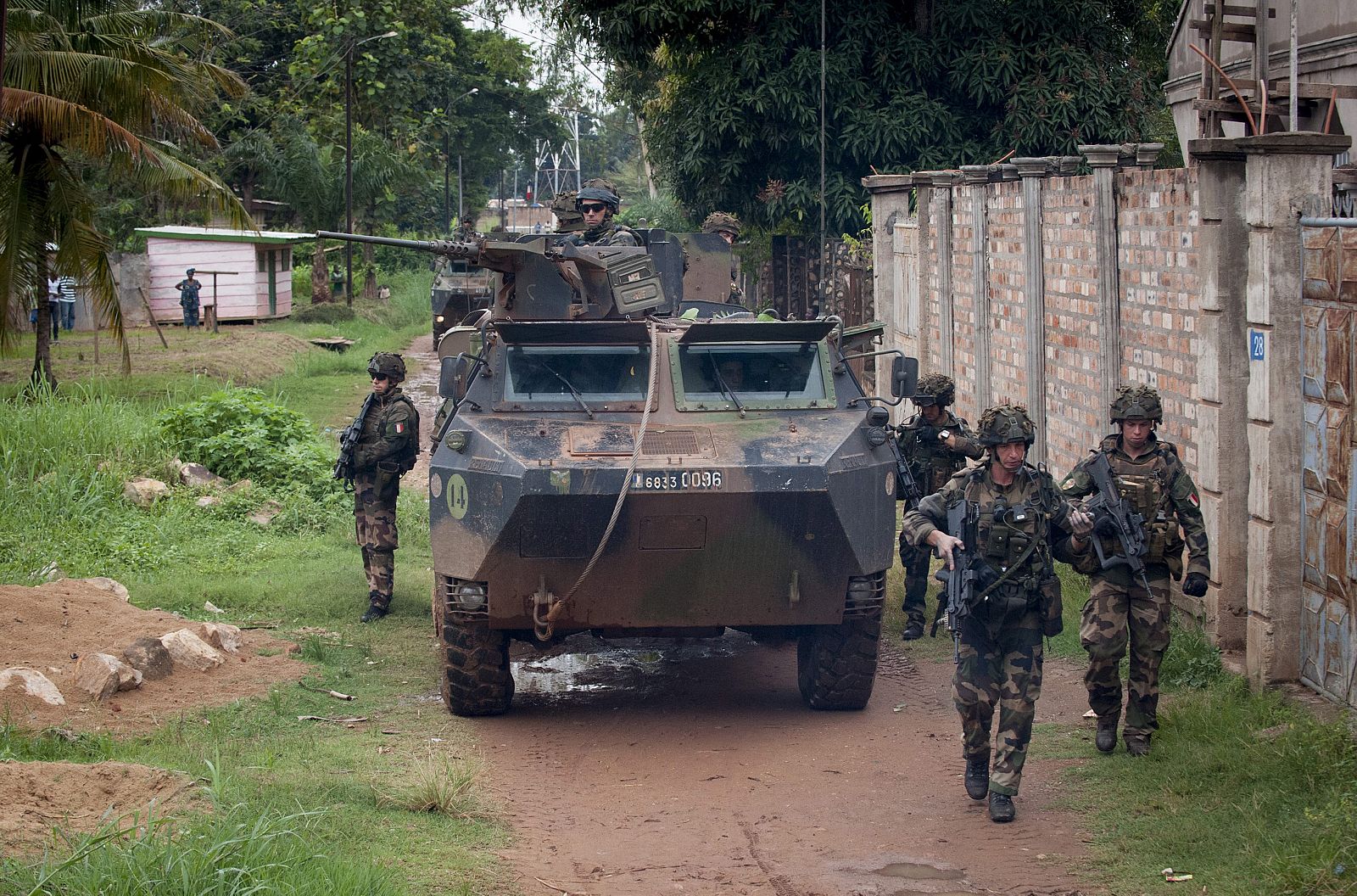 SOLDADOS FRANCESES NEUTRALIZAN Y DESARMAN A MILICIANOS EN BANGUI