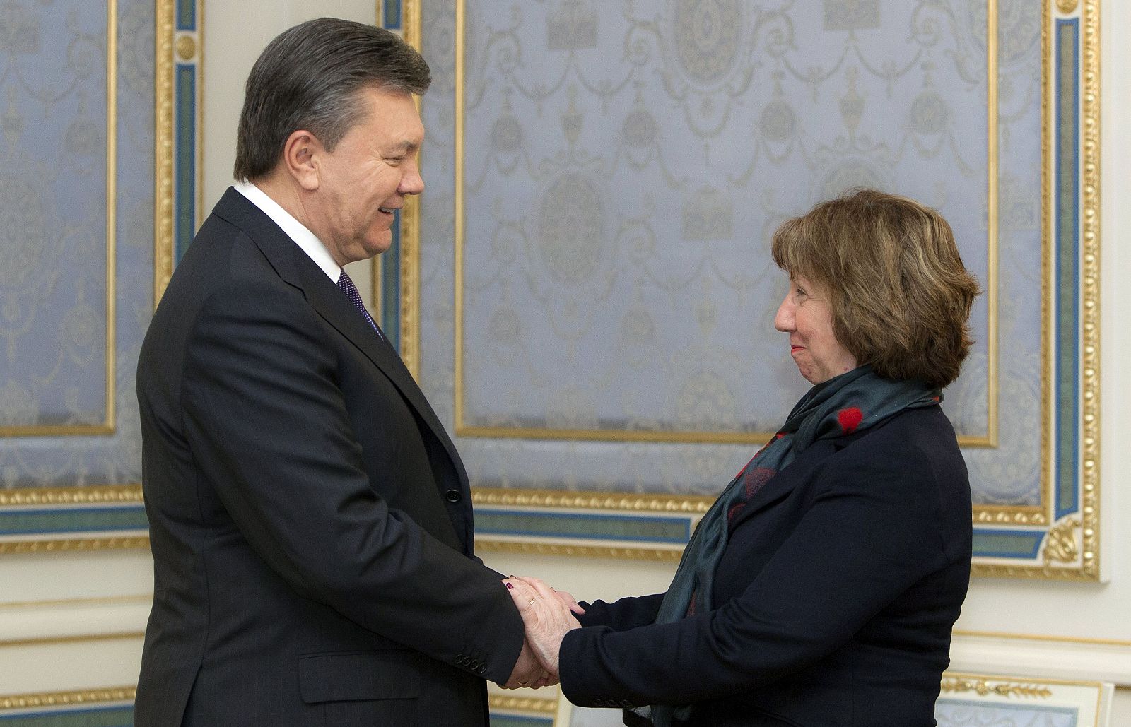 El presidente de Ucrania,Viktor Yanukovych, y la jefa de la diplomacia de la UE, Catherine Ashton, durante su reunión este martes en Kiev