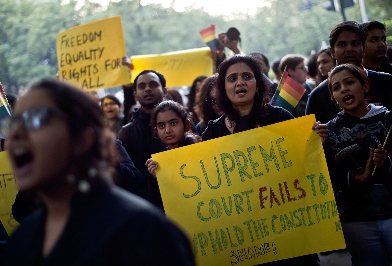 Activistas por los derechos de los homosexuales protestan contra la sentencia del Tribunal Supremo en Nueva Delhi, India