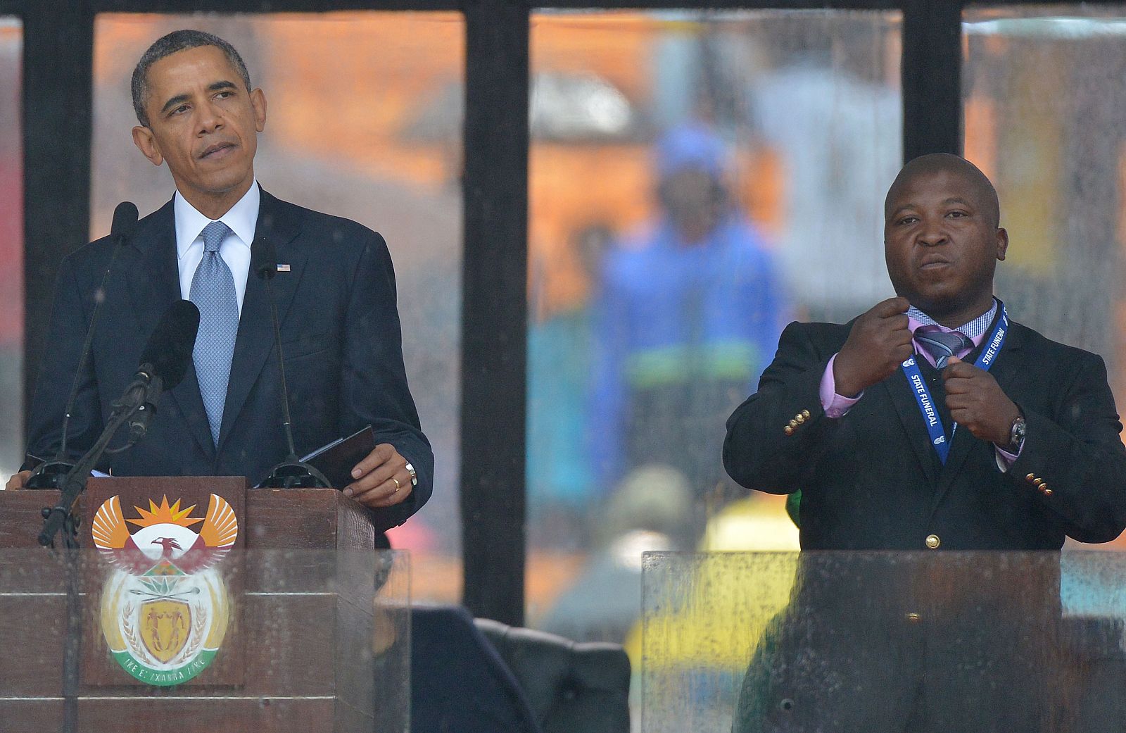 El falso intérprete gesticula durante la intervención de Obama