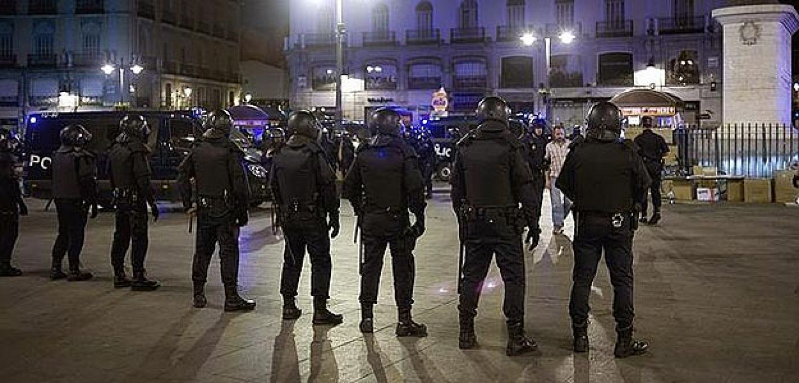 Agentes de la Policía Nacional actúan en un desalojo en la Puerta del Sol de Madrid