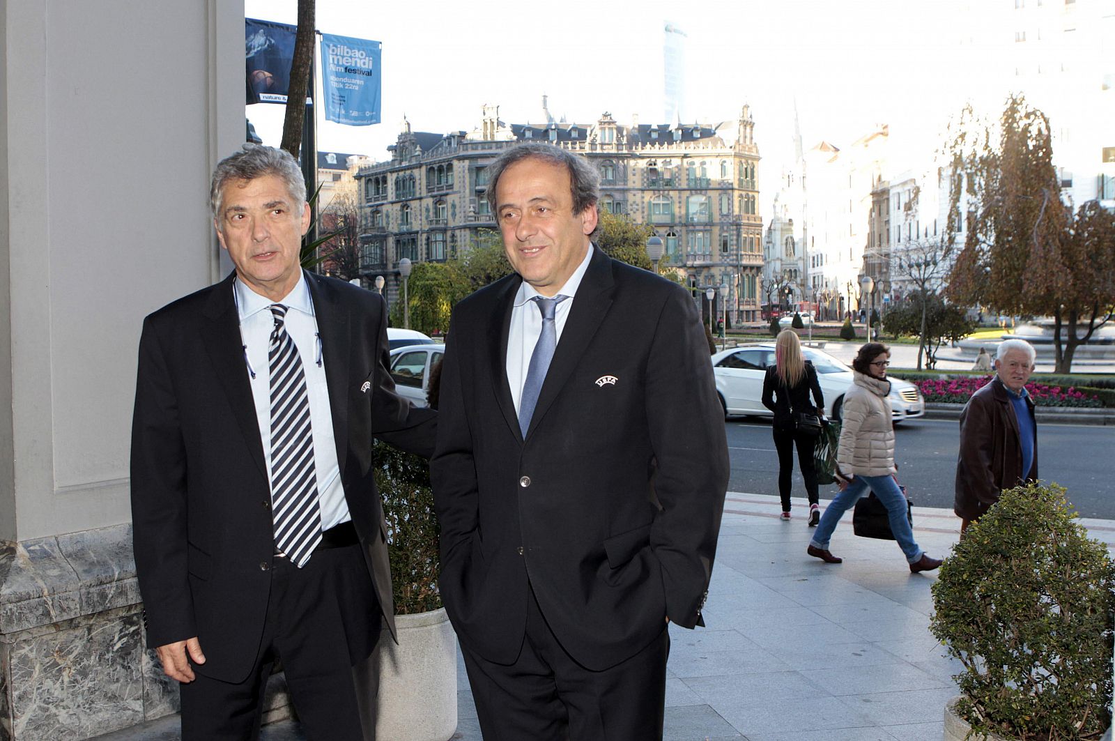 El presidente de la UEFA, Michel Platini, junto al presidente de la Real Federación Española de Fútbol, Ángel María Villar, en la capital vizcaína.