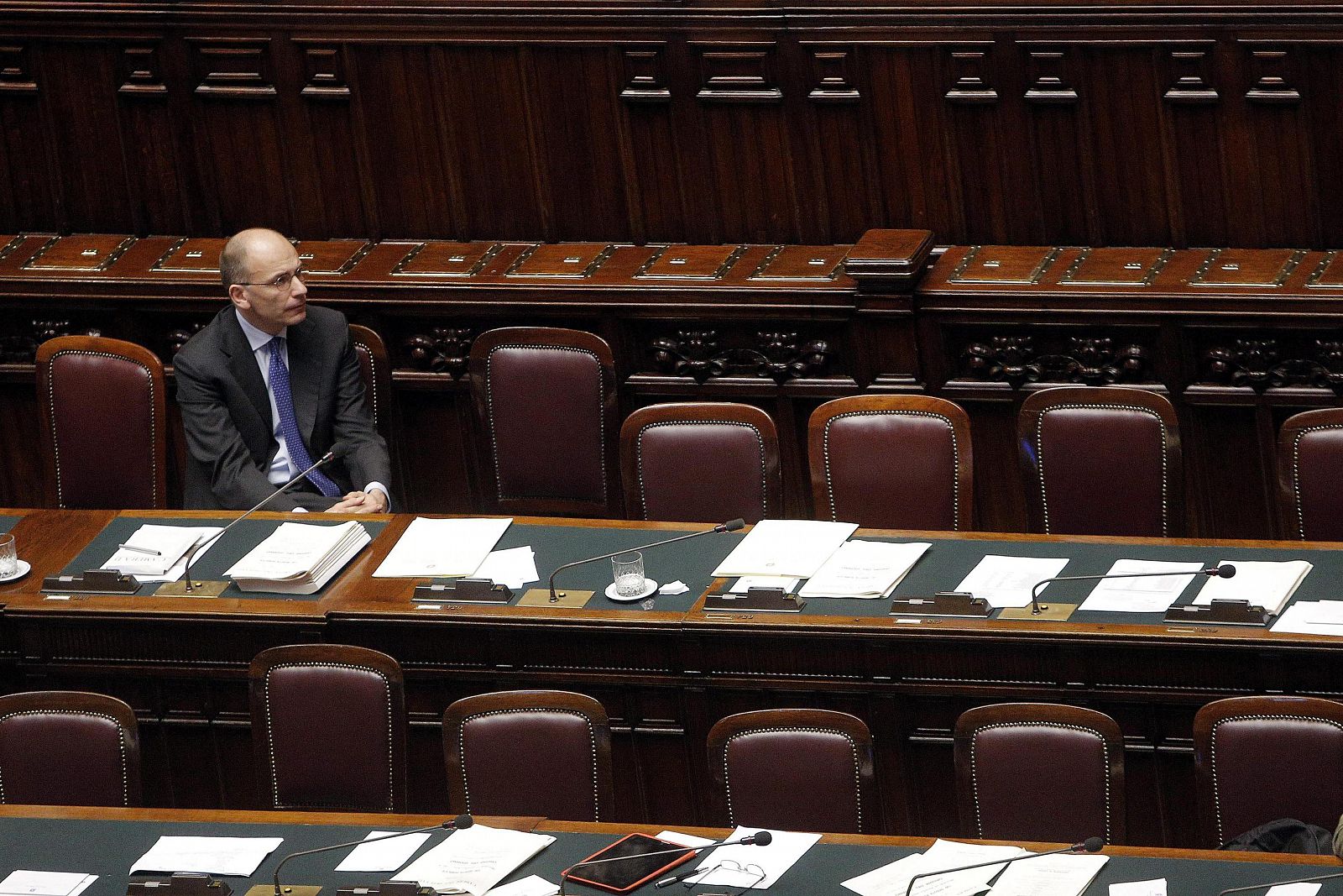 El primer ministro italiano Enrico Letta  en la sesión parlamentaria dedicada al voto de confianza planteado para inaugurar de modo oficial la nueva fase que se abre en su Gobierno tras la salida de la coalición del partido de Silvio Berlusconi.