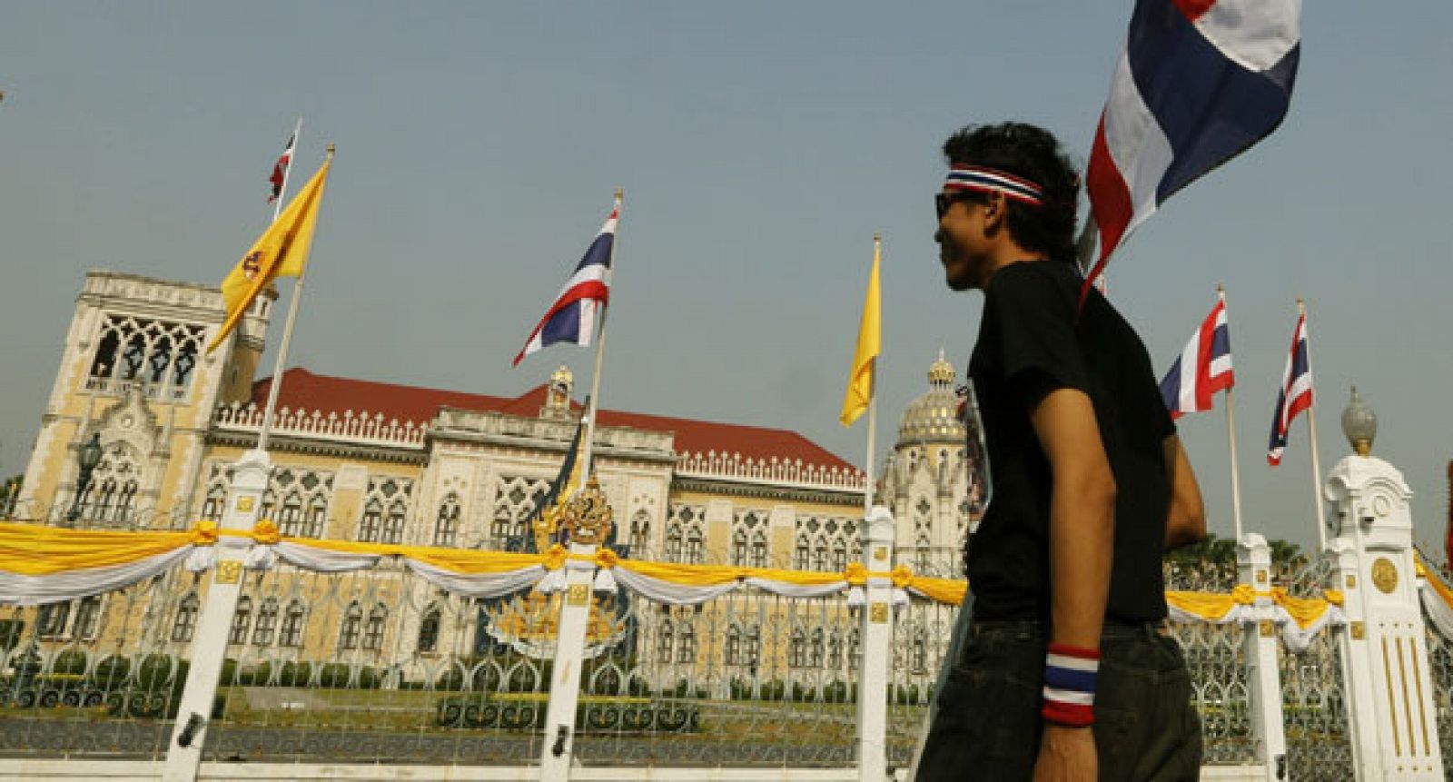 Un grupo de manifestantes escala la fachada de la residencia de la primera ministra en Tailandia