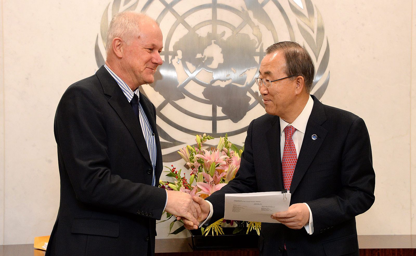 El responsable de la Misión de Investigación de la ONU sobre Armas Químicas en Siria, Ake Sellstrom, entrega el informe a el secretario general de las Naciones Unidas, Ban Ki-moon.