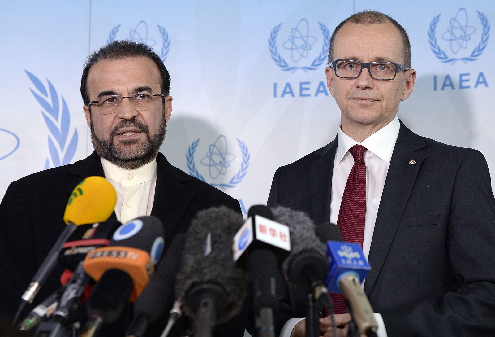 El embajador de Irán ante el Organismo Internacional de Energía Atómica (OIEA), Reza Najafi (i), y el director adjunto del OIEA, Tero Varjoranta, el 11 de diciembre en Viena