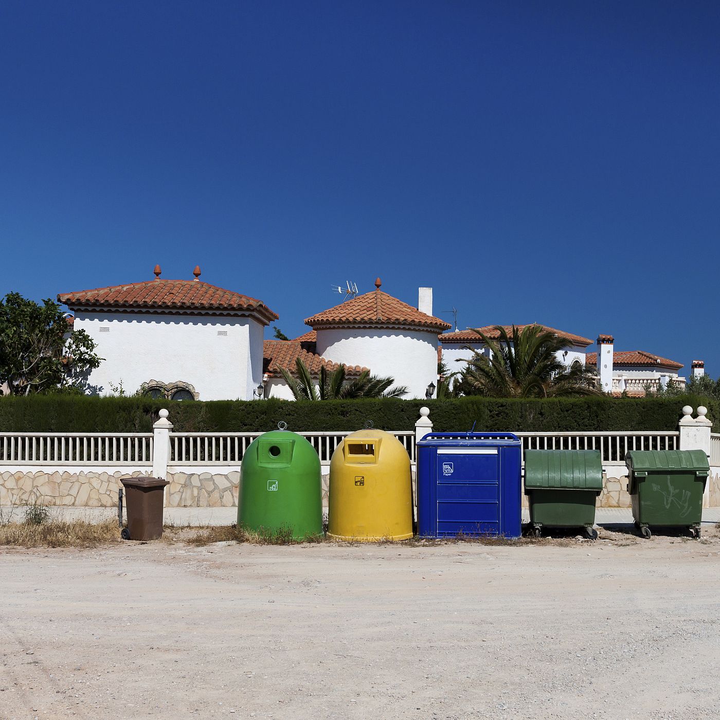 Contenedores para separar los residuos.