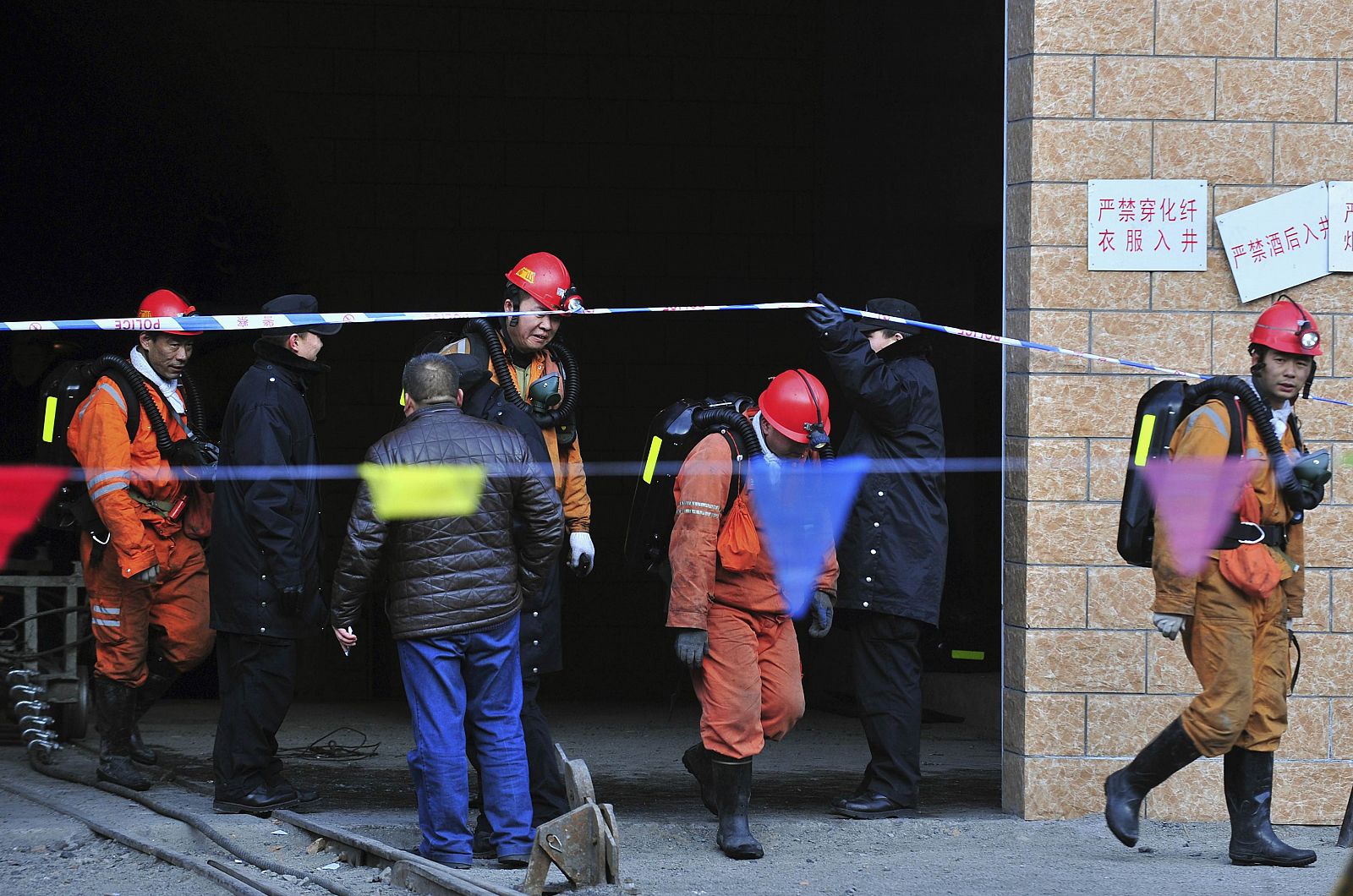 Algunos de los trabajadores que se encontraban en la mina en el momento de la explosión han conseguido salir indemnes