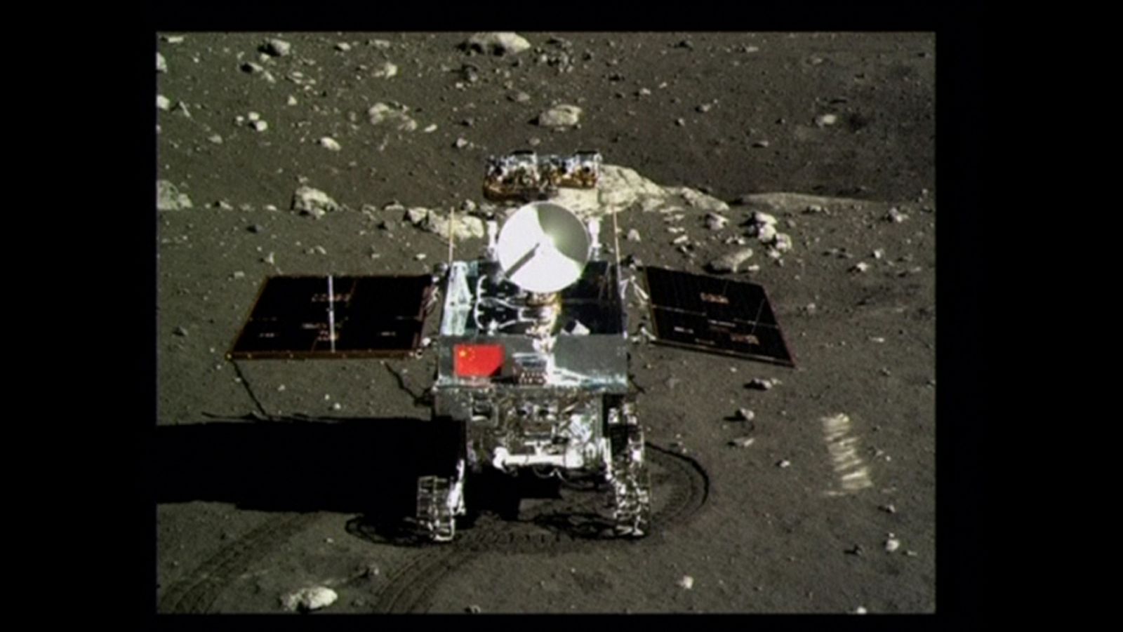 Imagen del primer robot explorador chino "Yutu" en la superficie lunar, portando la bandera nacional.