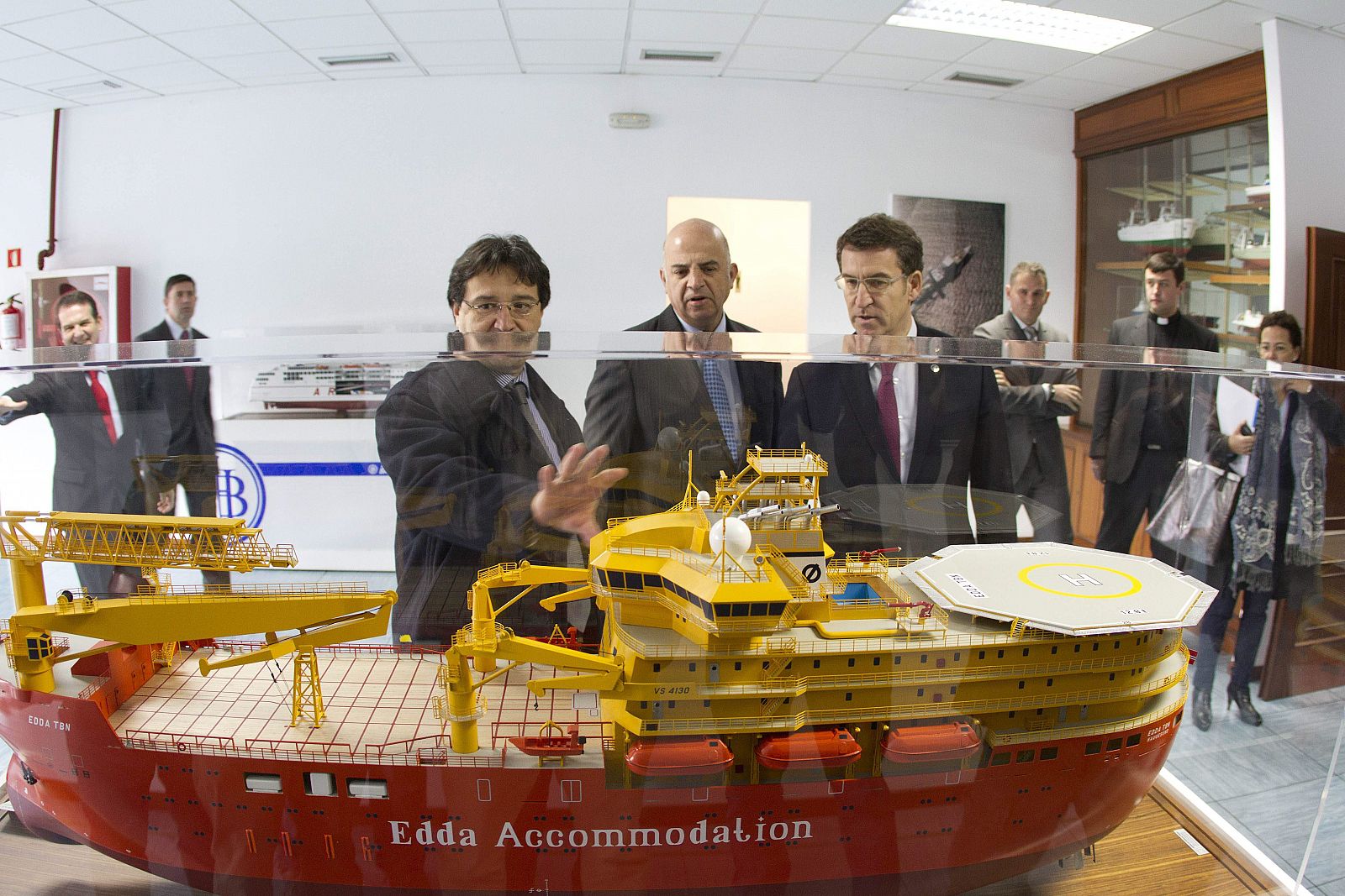 El presidente de la Xunta, Alberto Nuñez Feijoo, el coordinador de PEMEX, Carlos Roa, y el presidente de Albacora, Iñaki Talxaga, observan la maqueta de un flotel fabricado en el astillero gallego Hijos de J. Barreras