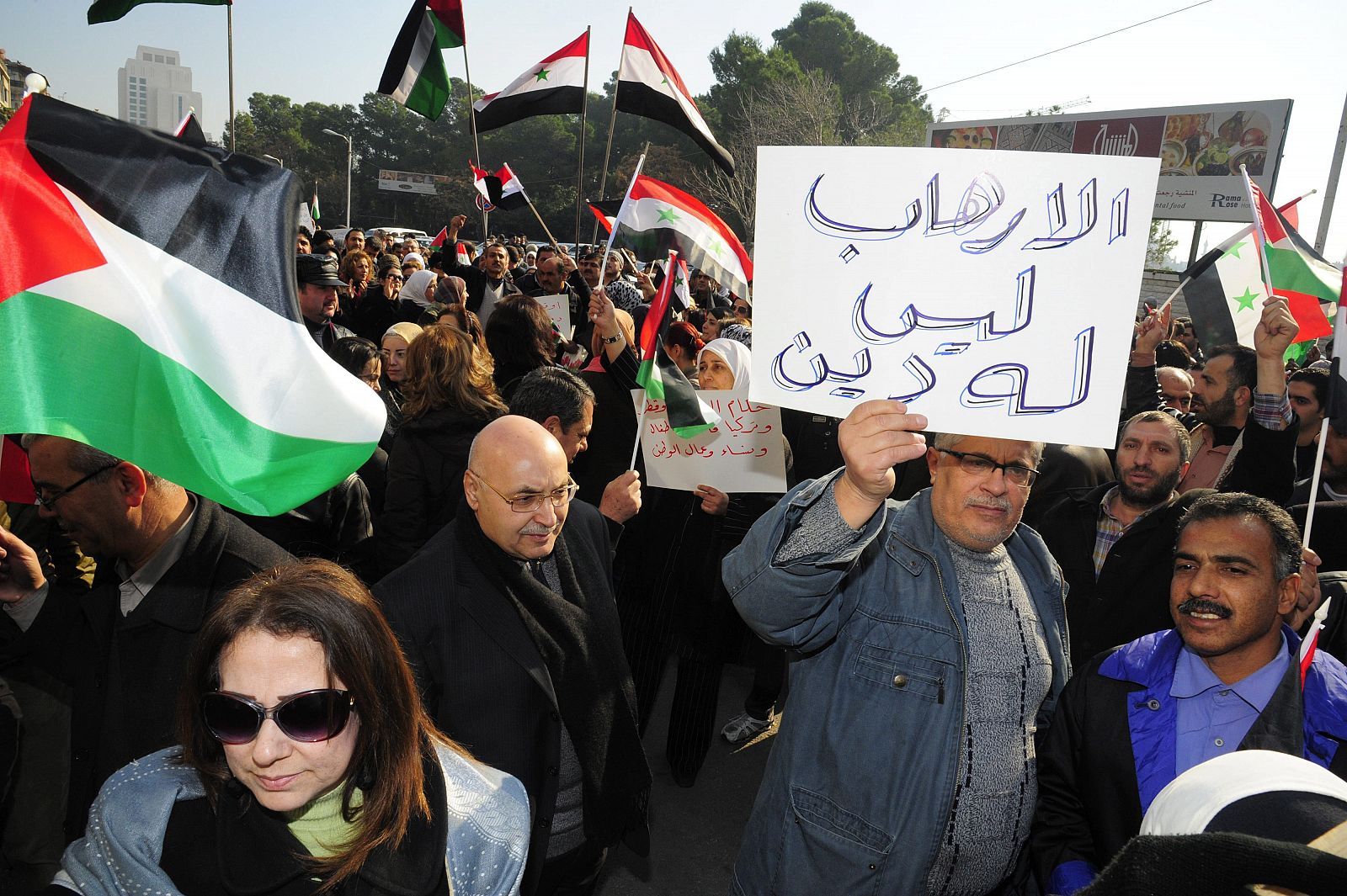 Manifestación en Damasco por la masacre de drusos y alauíes. En el cartel se lee: "El terrorismo no tiene religión"
