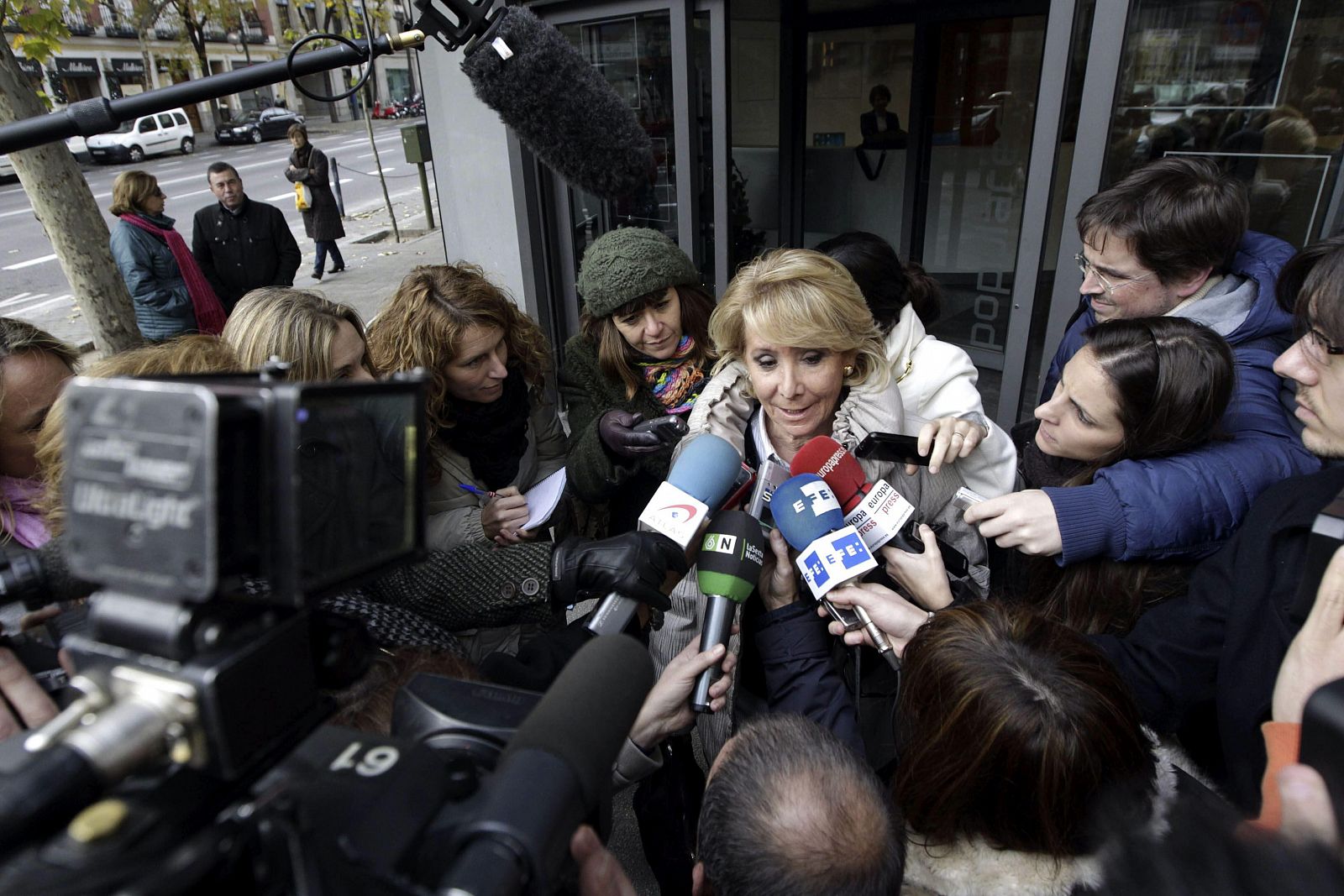 Esperanza Aguirre, a su salida de la sede del PP tras contestar por escrito en su despacho a las preguntas de las partes del caso Gürtel.