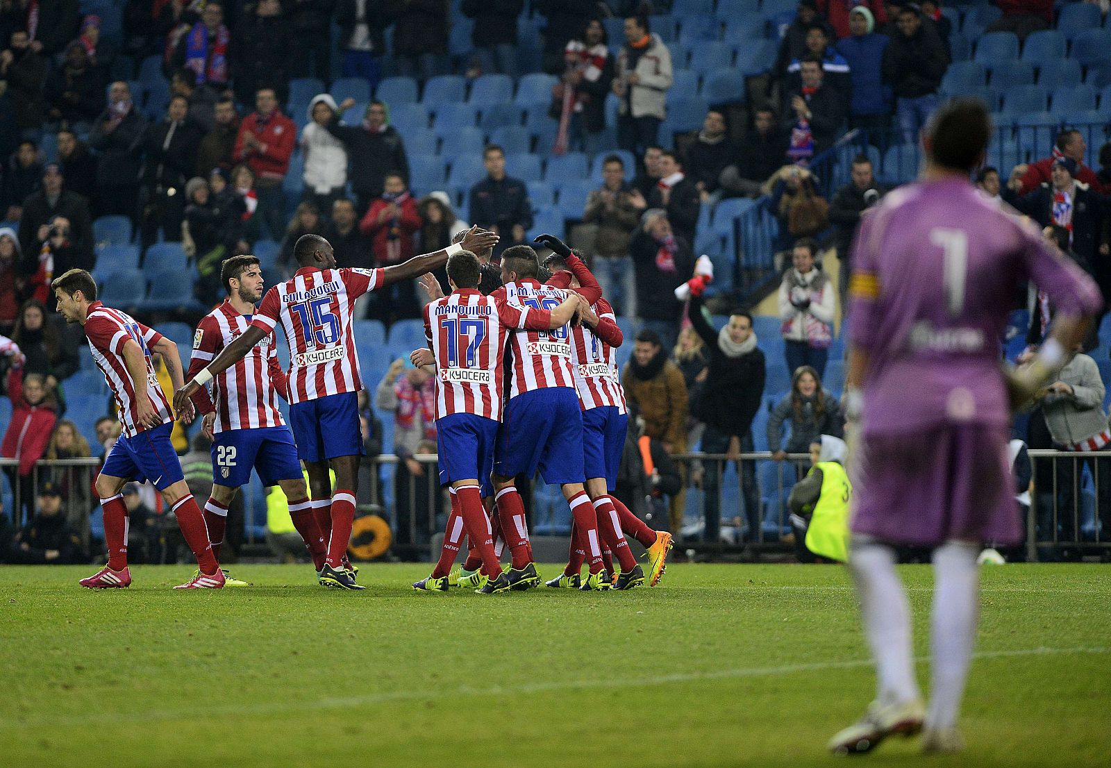 Los jugadores atléticos celebran el gol de la victoria sobre el Sant Andreu.