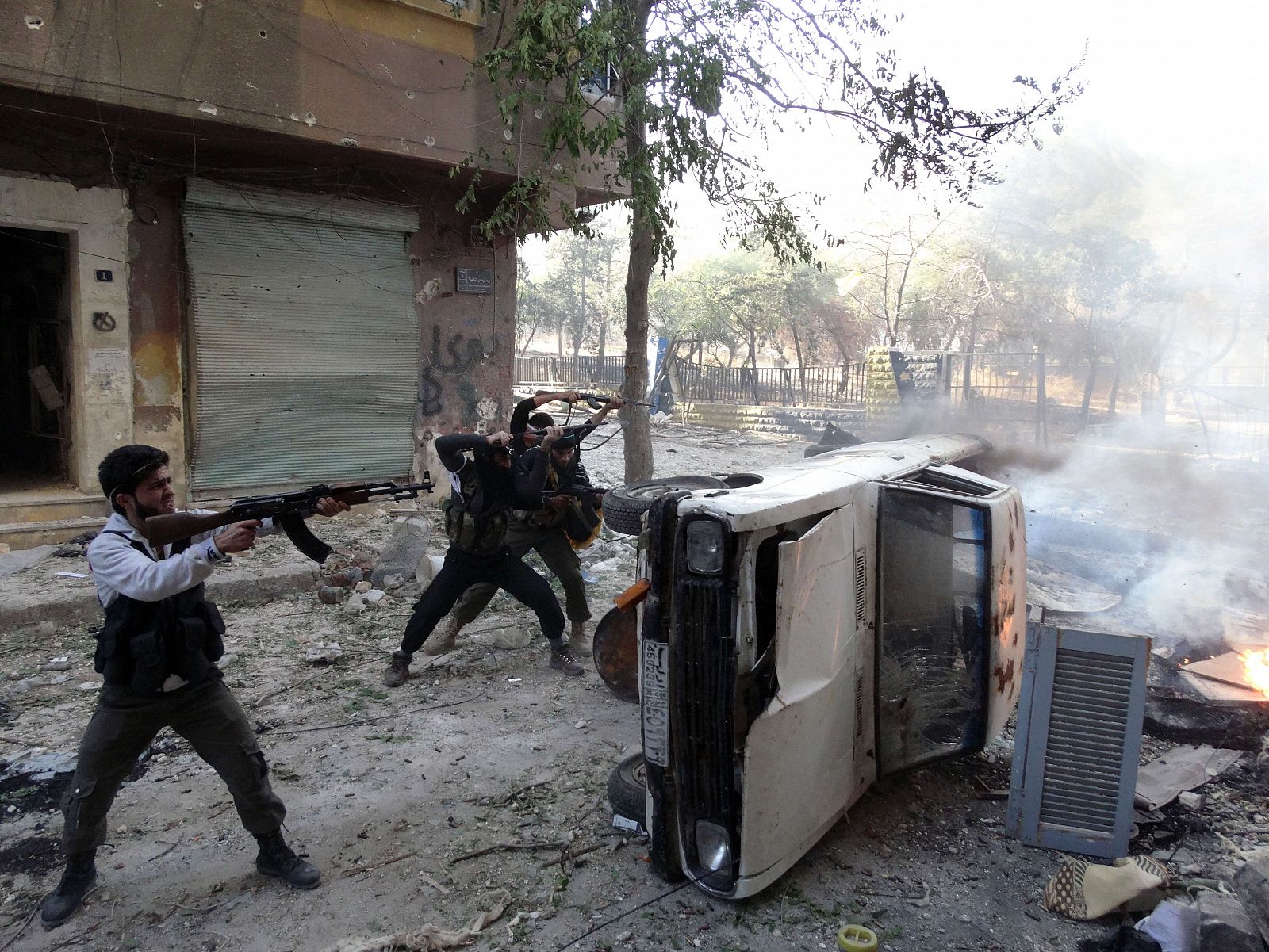 Rebeldes sirios abren fuego en el distrito de Saladino, en Alepo, en una imagen de octubre de 2013