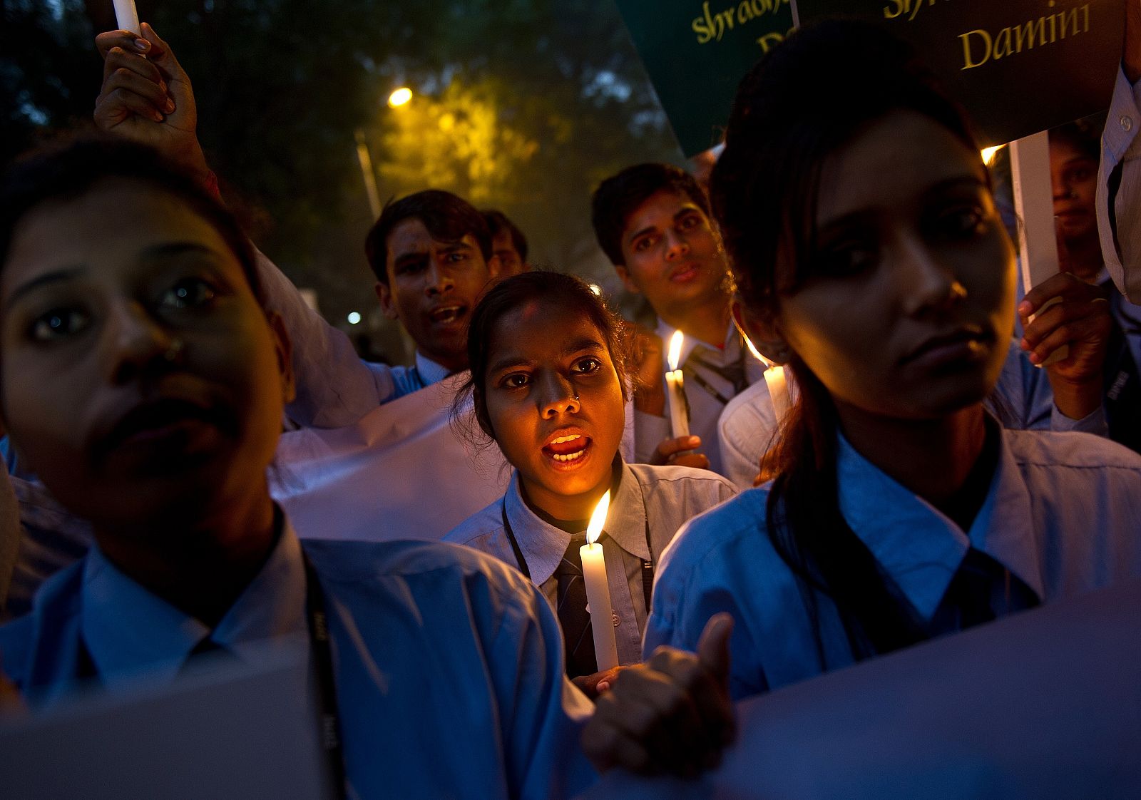 Estudiantes indios conmemoran el aniversario de la brutal violación en grupo de una joven en Nueva Delhi.