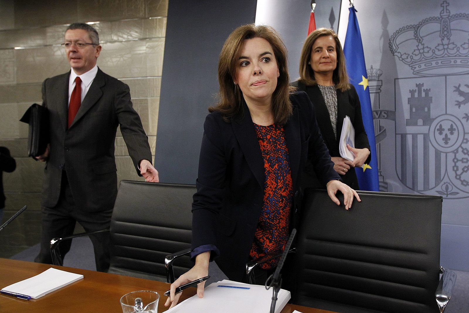 La vicepresidenta del Gobierno, Soraya Sáenz de Santamaría, junto a la ministra de Empleo, Fátima Báñez, y el ministro de Justicia, Alberto Ruiz-Gallardón