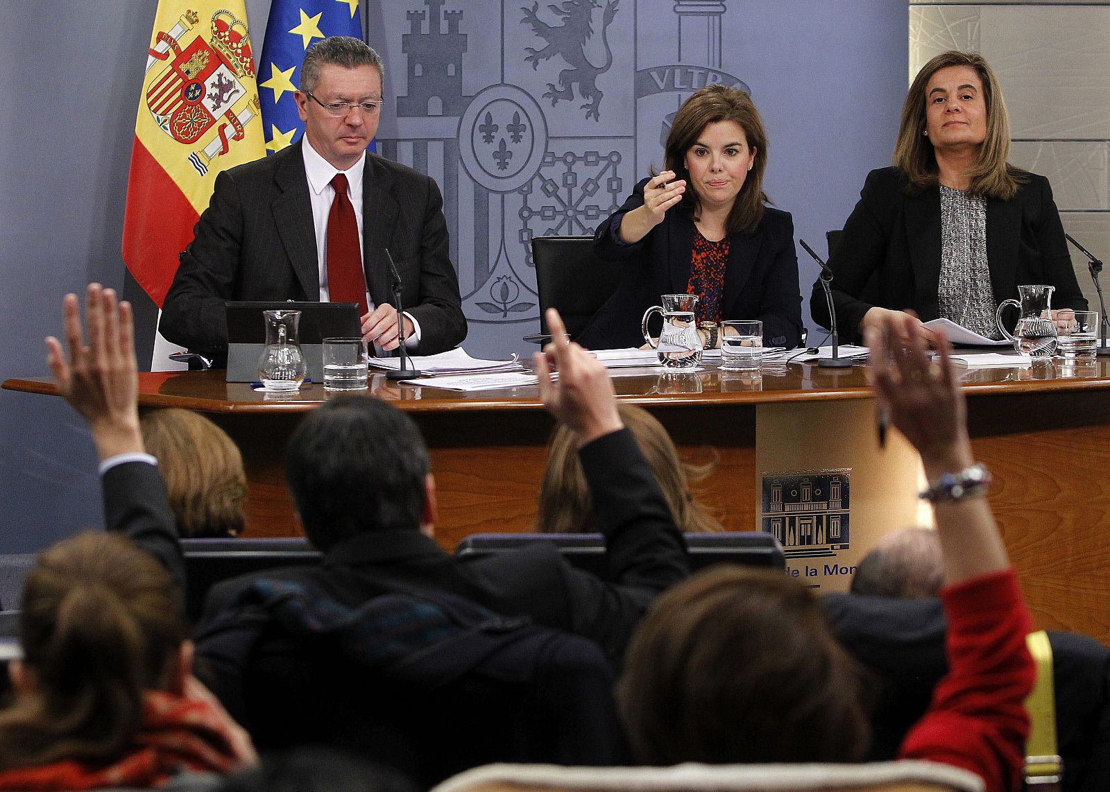 El vicepresidenta del Gobierno, Soraya Sáenz de Santamaría, junto a la ministra de Empleo, Fátima Báñez, y el ministro de Justicia, Alberto Ruiz-Gallardón