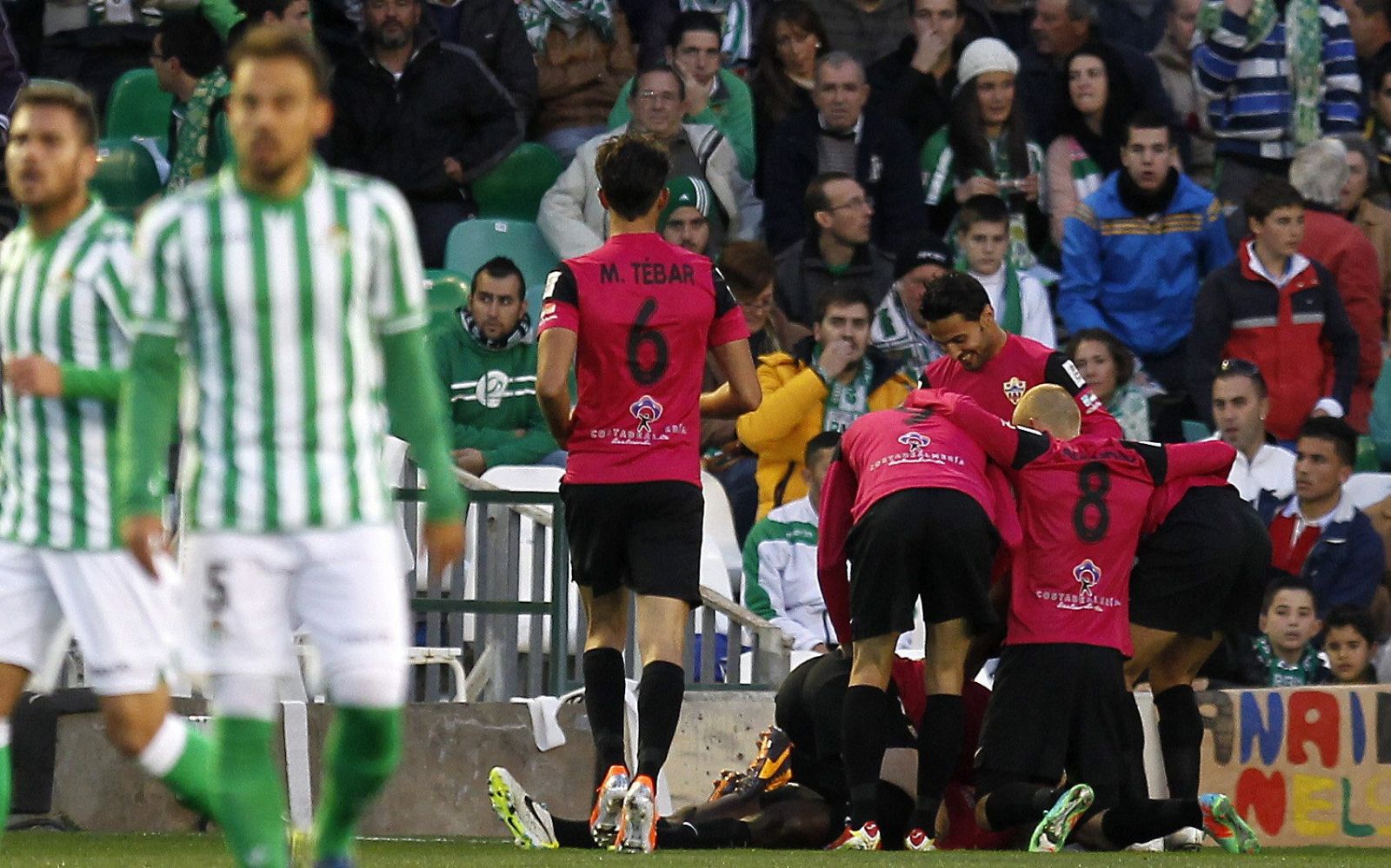 Los jugadores del Almería celebran la consecución del primer gol ante el Betis