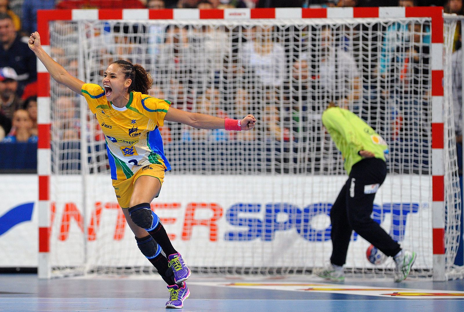 La jugadora brasileña Alexandra Nascimento celebra la victoria.