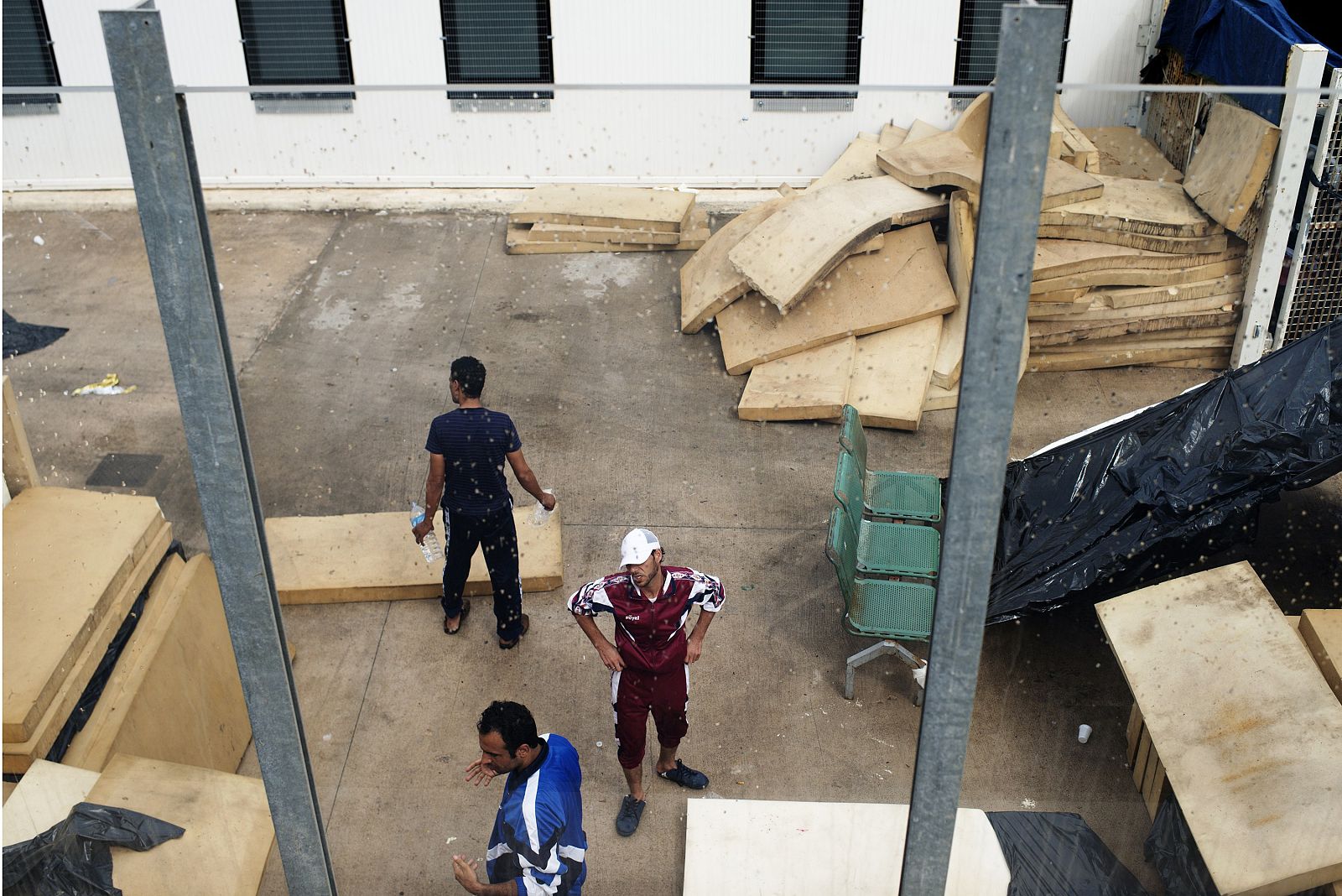 Fotografía de archivo de inmigrantes en el centro de detención temporal de Lampedusa, Italia, en octubre de 2013