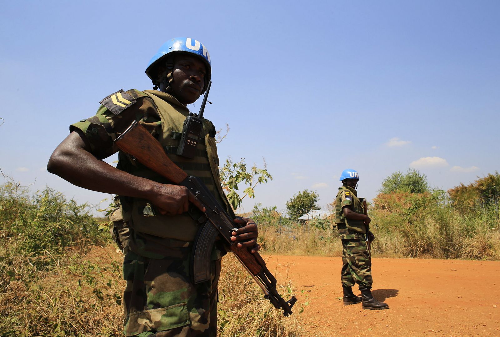 UNAMIS personnel guard South Sudanese people displaced by recent fighting in Jabel