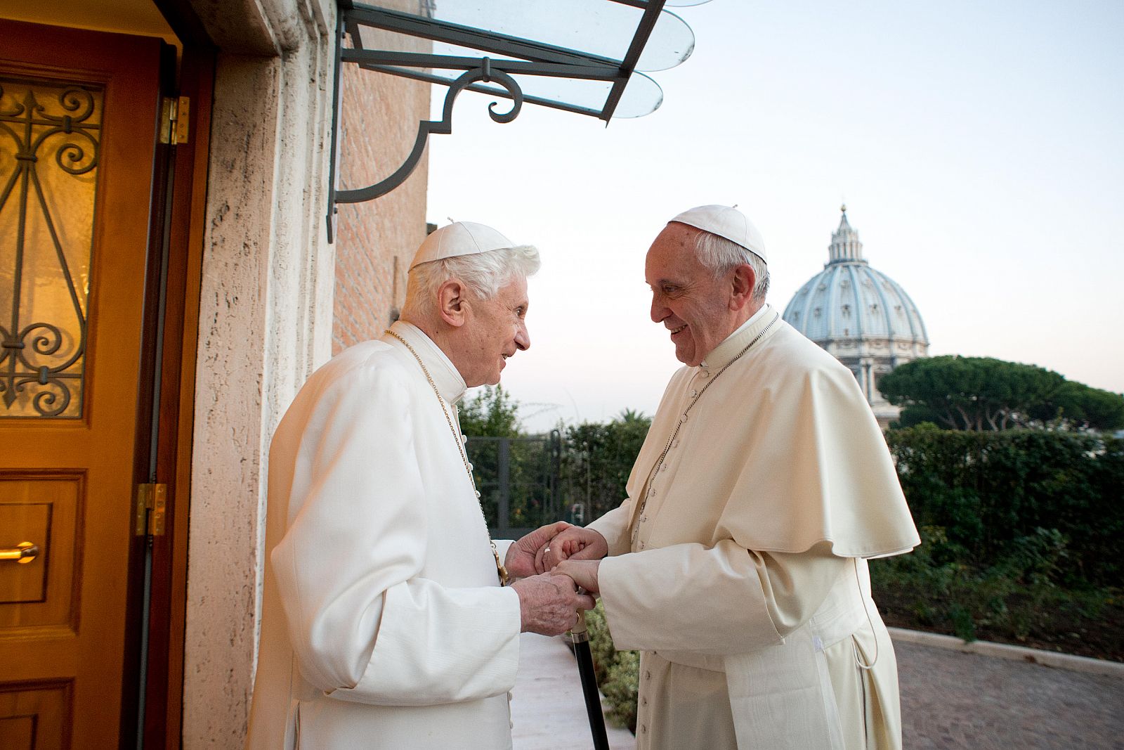 El papa Francisco visita al papa emérito Benedicto XVI en el monasterio Mater Ecclesiae