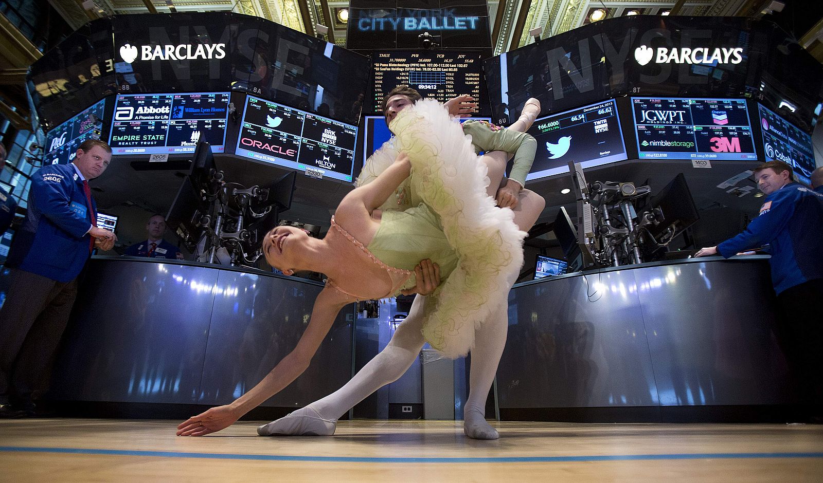 Bailarines de "El cascanueces" en el parqué de la Bolsa de Nueva York