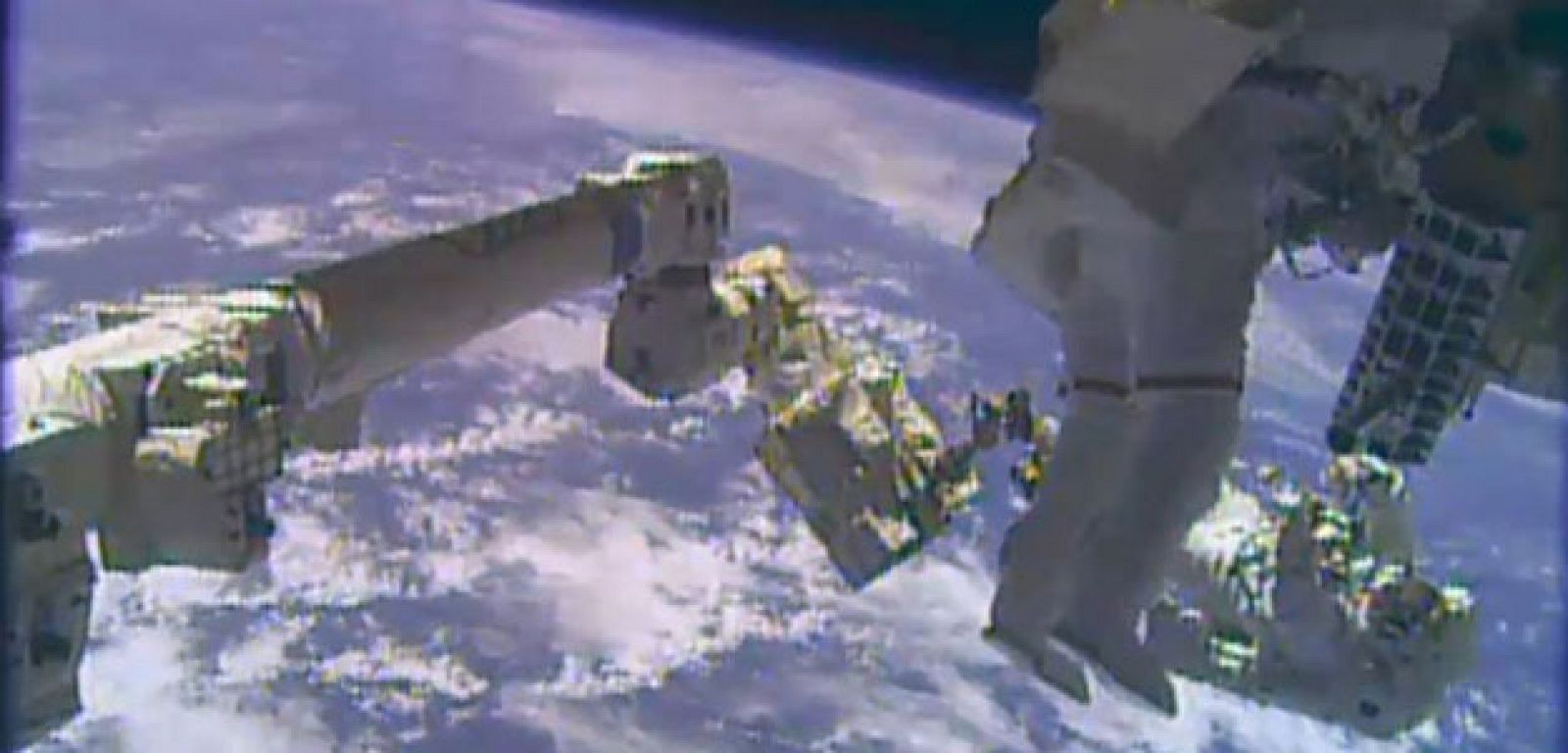 Los astronautas Mike Hopkins y Rick Mastracchio salen de la Estación Espacial Internacional