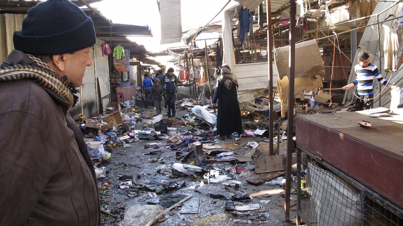 Un hombre mira el lugar del atentado con bomba en el mercado de Doura, en Bagdad, Irak