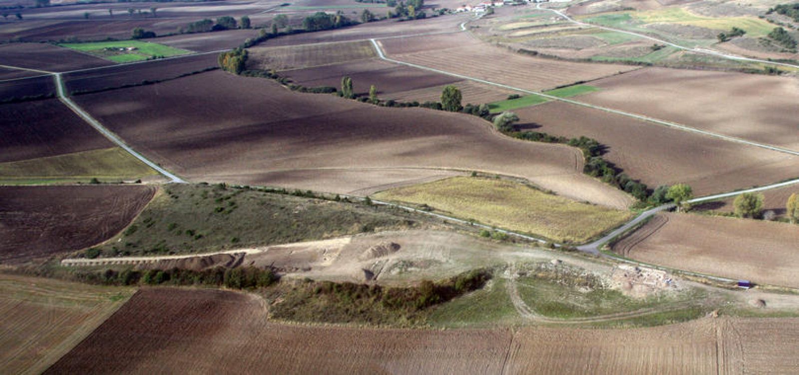 Vista aérea del despoblado alavés de Zornoztegi (Salvatierra). En la parte derecha se observa la excavación de la iglesia.