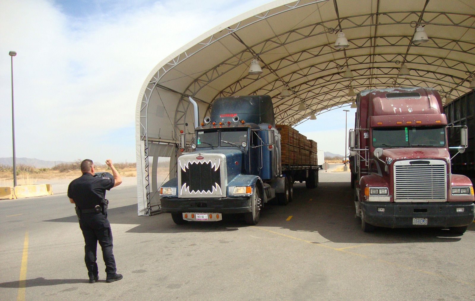 Dos camiones de carga procedentes de México en El Paso