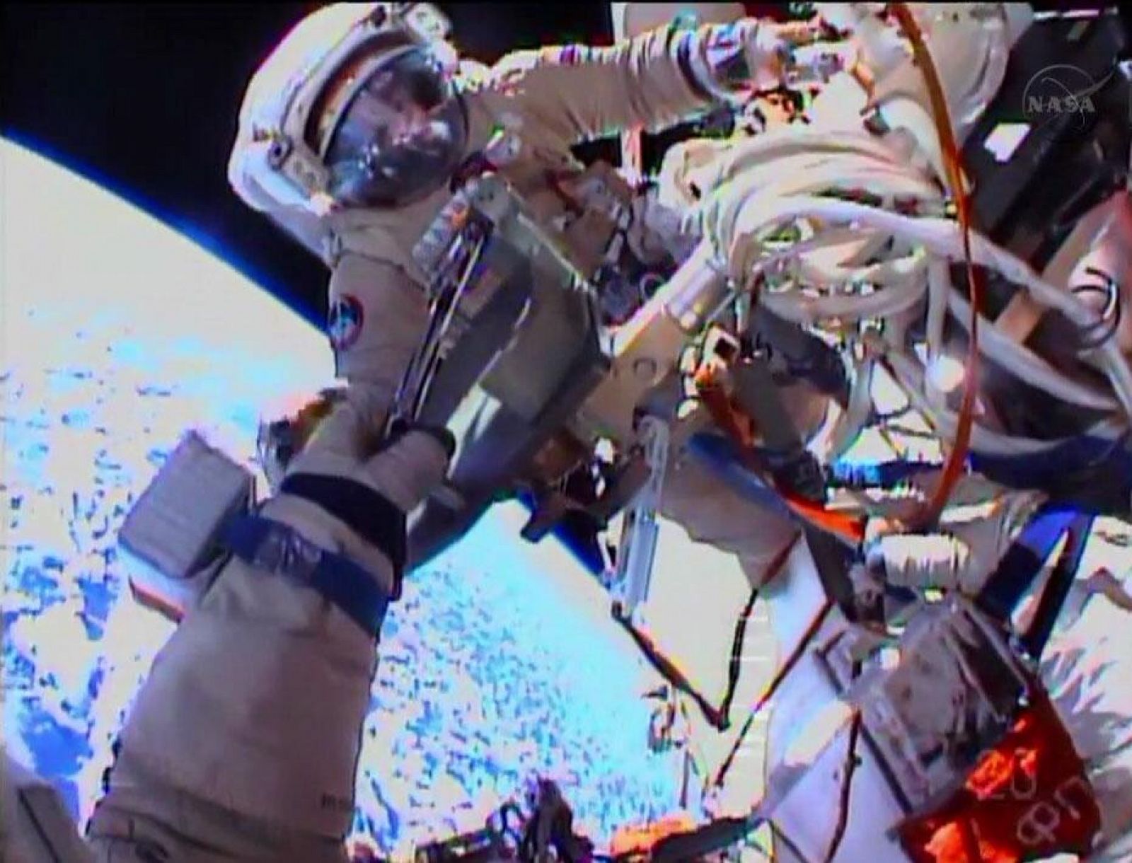 El astronauta Sergey Ryazanskiy captado por la cámara de Oleg Kotov durante la instalación de las cámaras.