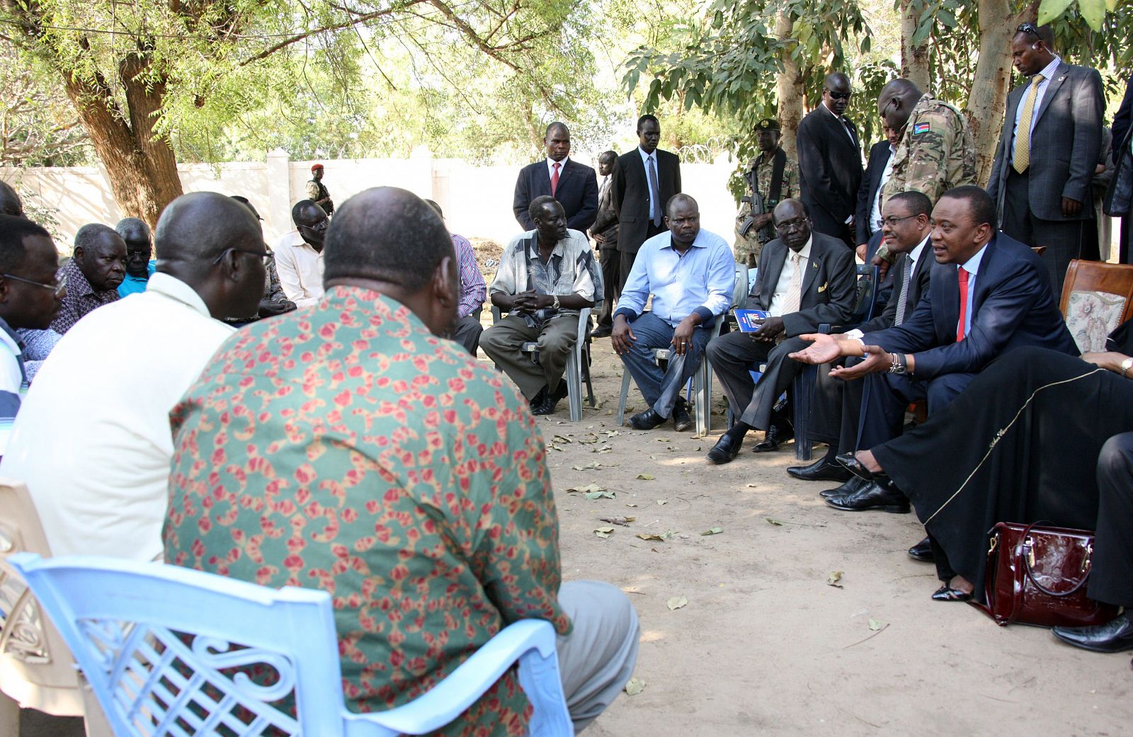 Visita de mandatarios regionales (derecha) a los líderes políticos de Sudán del Sur detenidos en Yuba (izquierda), este jueves.