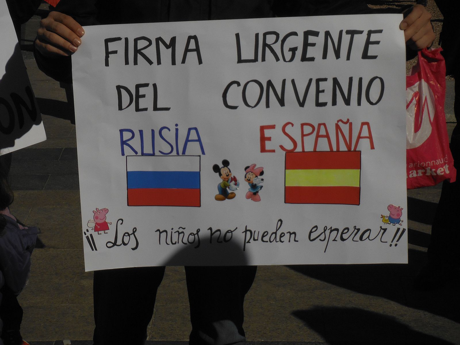 Las familias españolas han pedido durante estos meses la firma "urgente" del convenio.